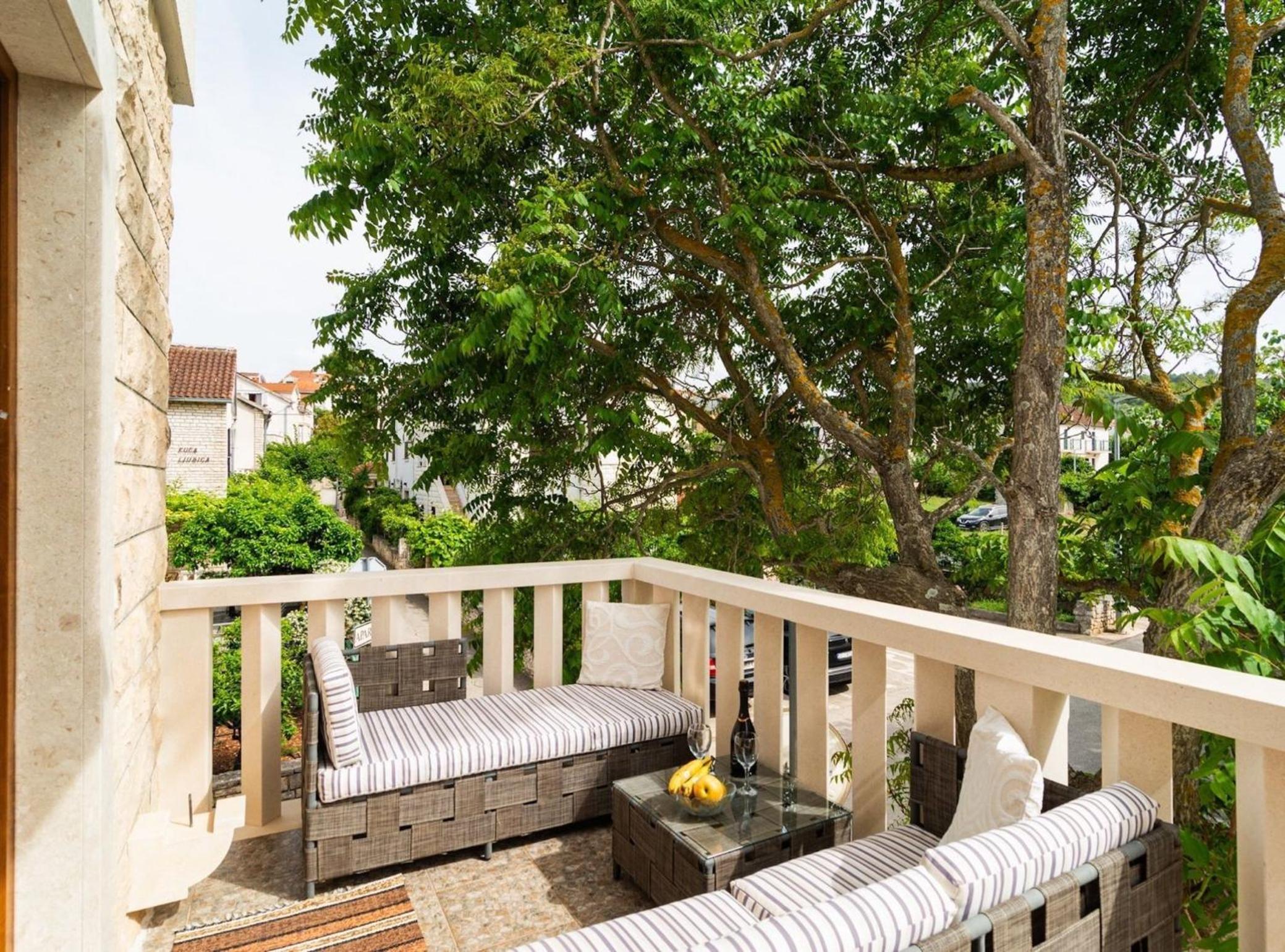 Elegant Sutivan Apartments with Balcony