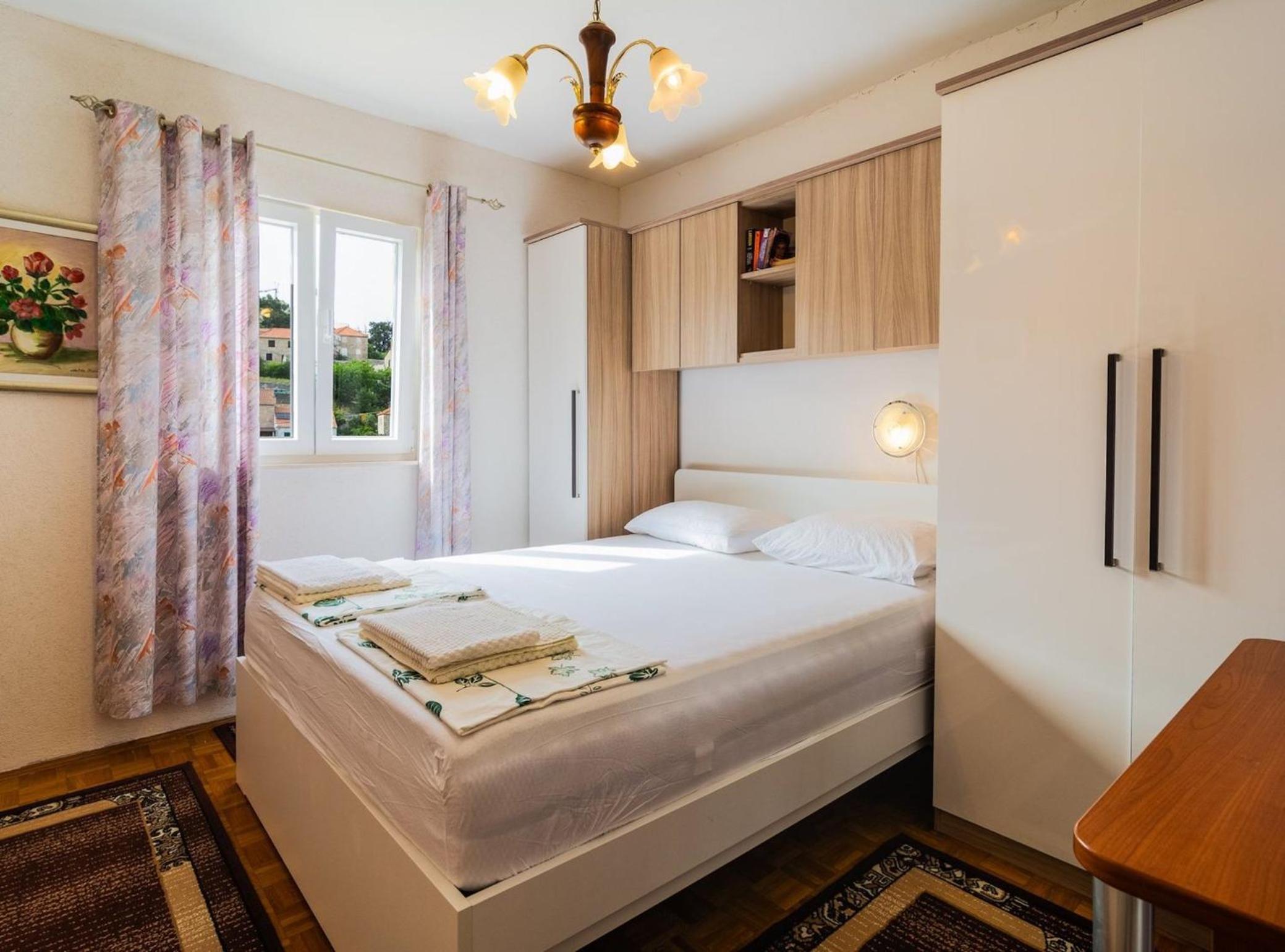 Elegant Sutivan Apartments with Balcony