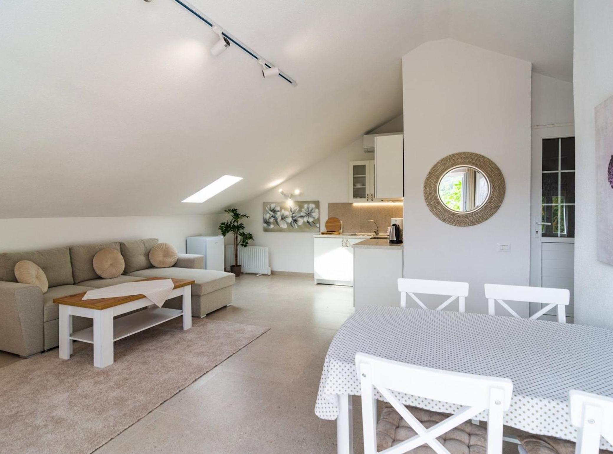 Elegant Sutivan Apartments with Balcony
