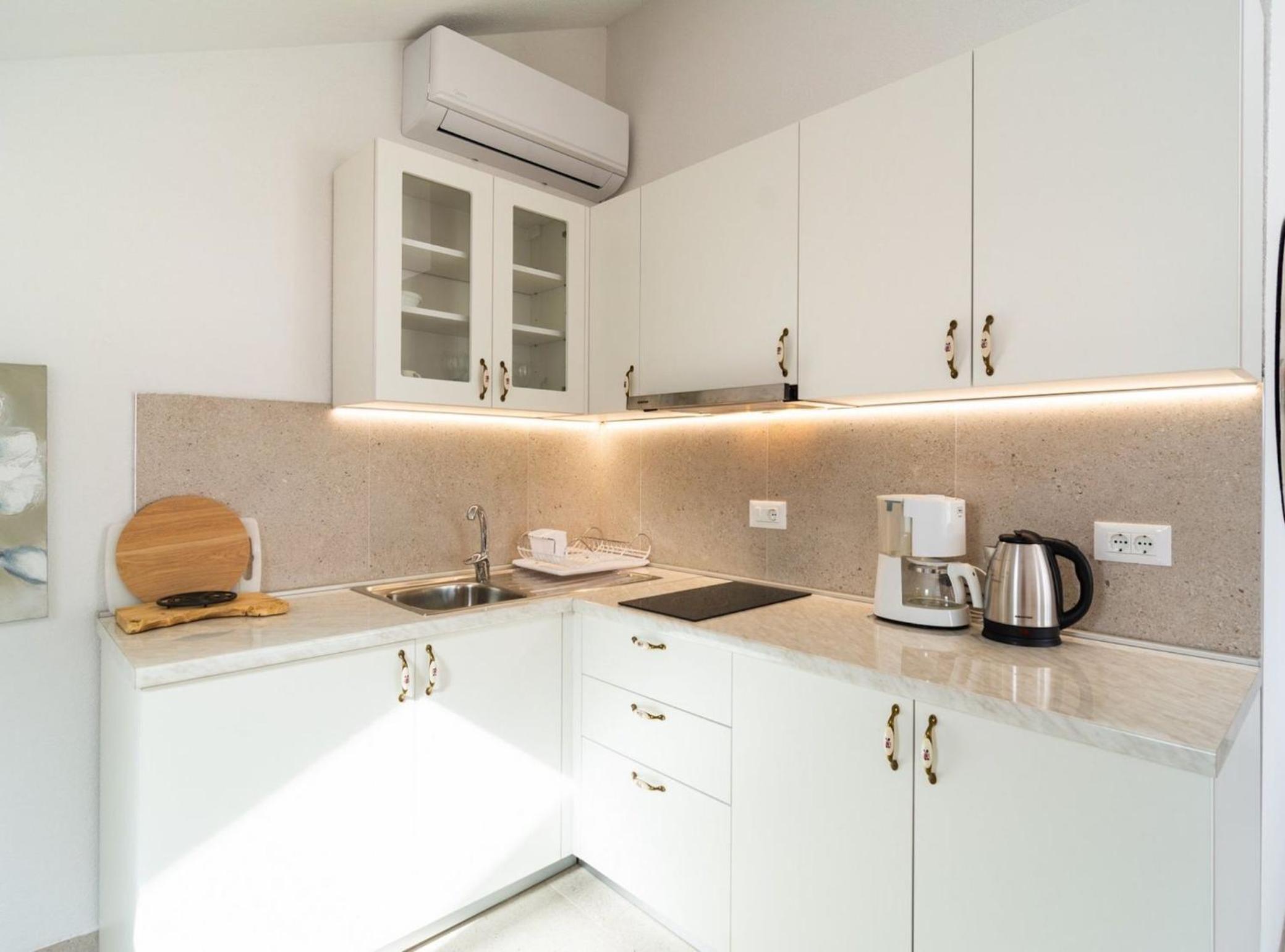 Elegant Sutivan Apartments with Balcony
