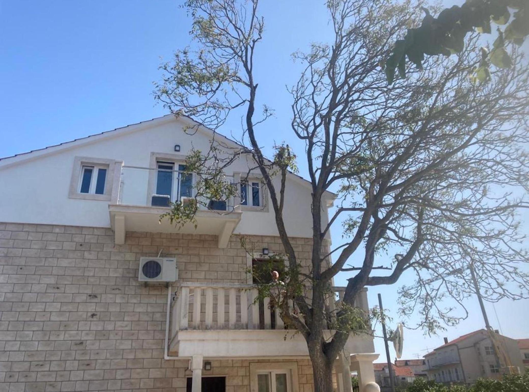 Elegant Sutivan Apartments with Balcony