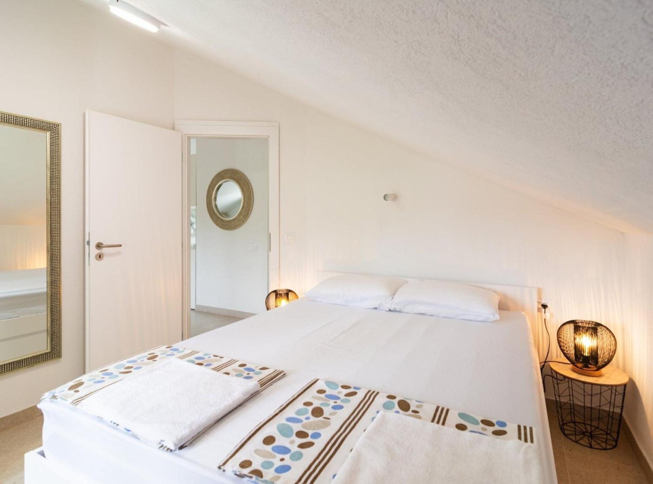 Elegant Sutivan Apartments with Balcony