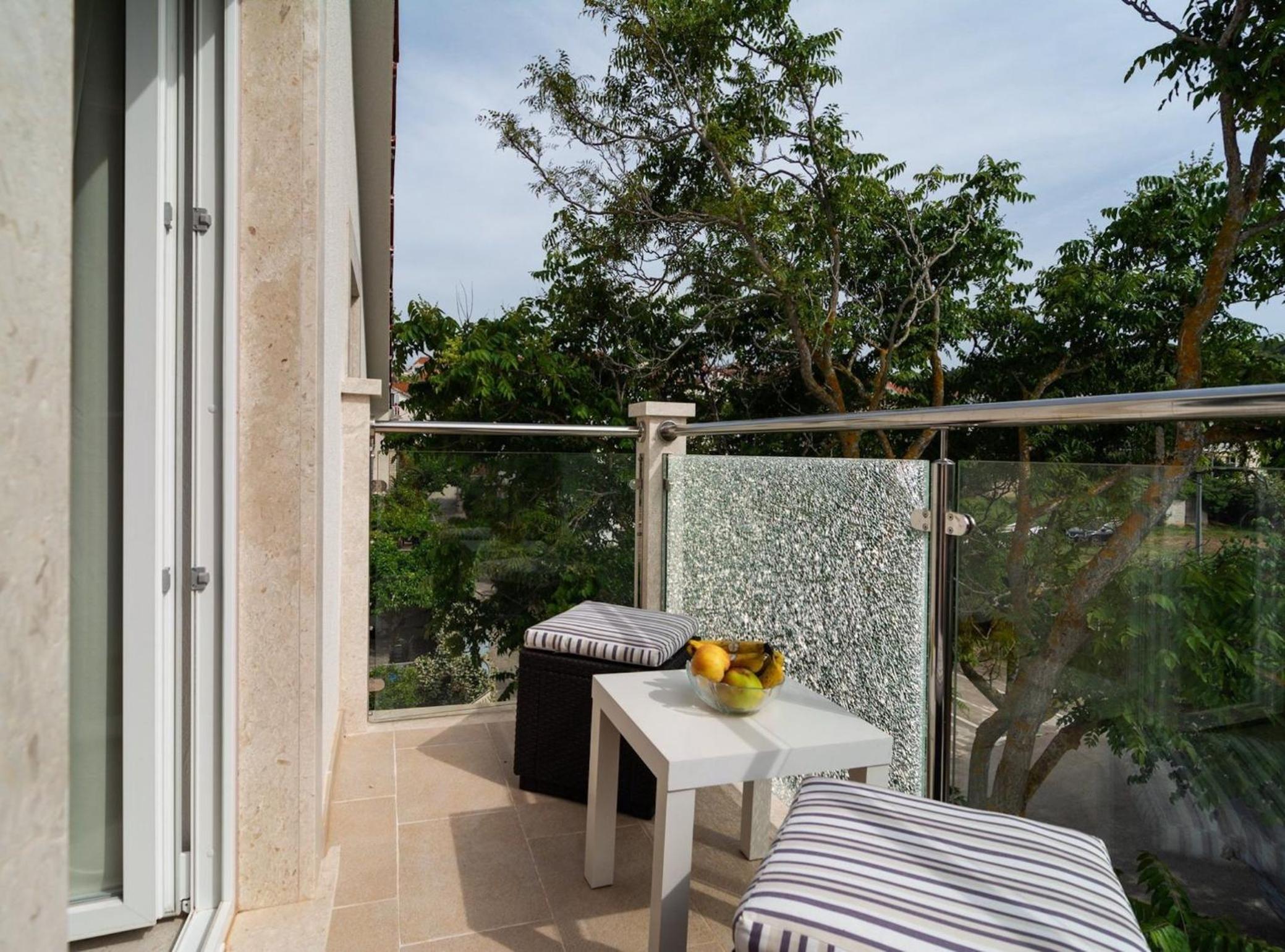 Elegant Sutivan Apartments with Balcony