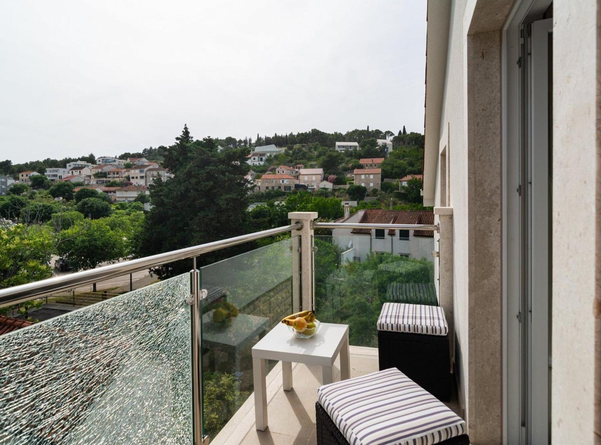 Elegant Sutivan Apartments with Balcony
