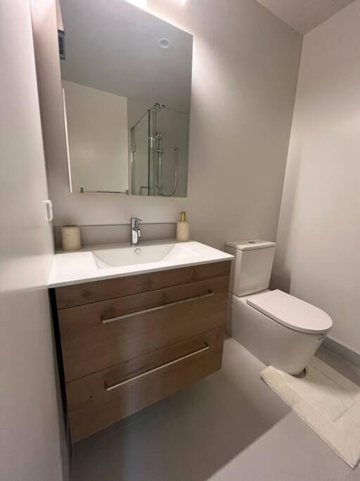Luxury And Serene 2 Bed Near CBD With Parking view 2