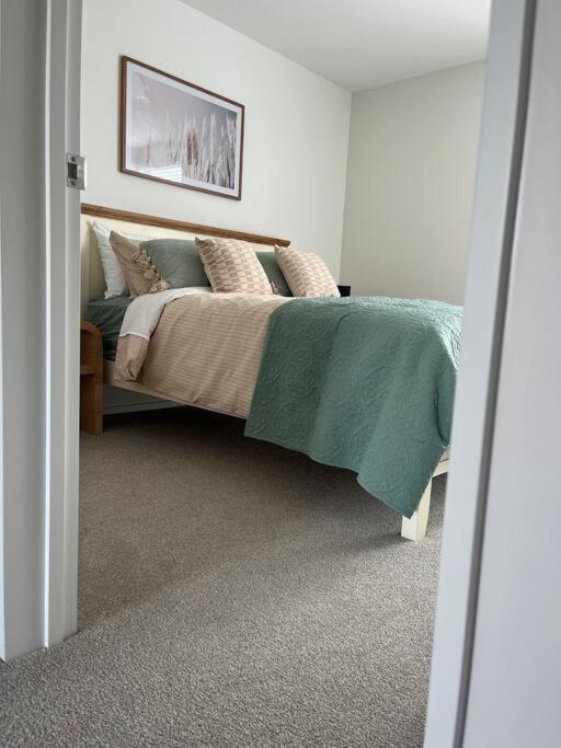 Luxury And Serene 2 Bed Near CBD With Parking view 3