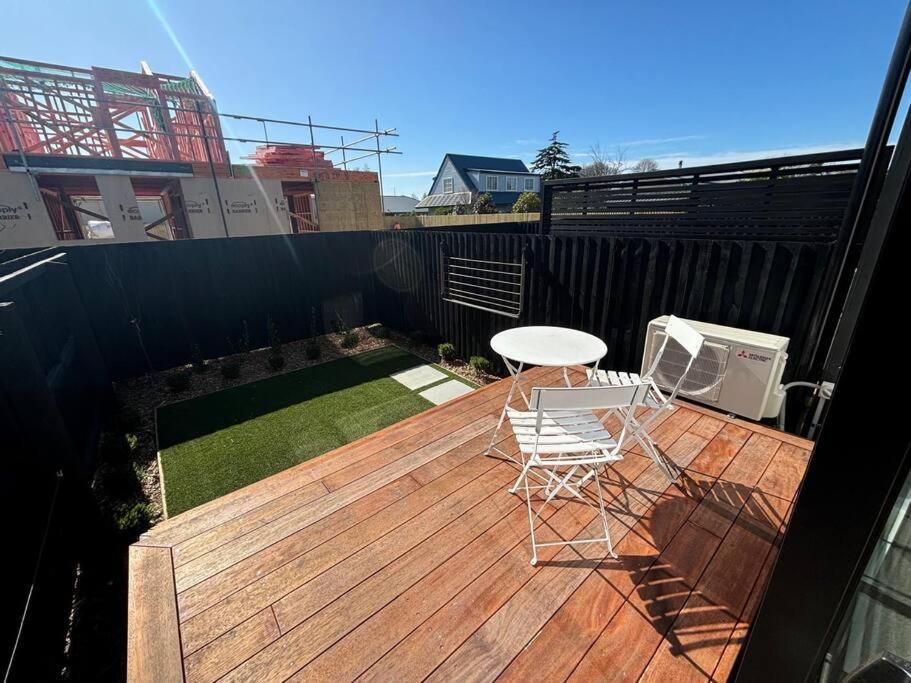 Luxury And Serene 2 Bed Near CBD With Parking view 4