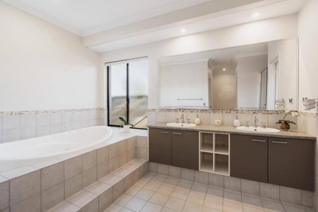 Oakmont Villa Private Escape on golf course