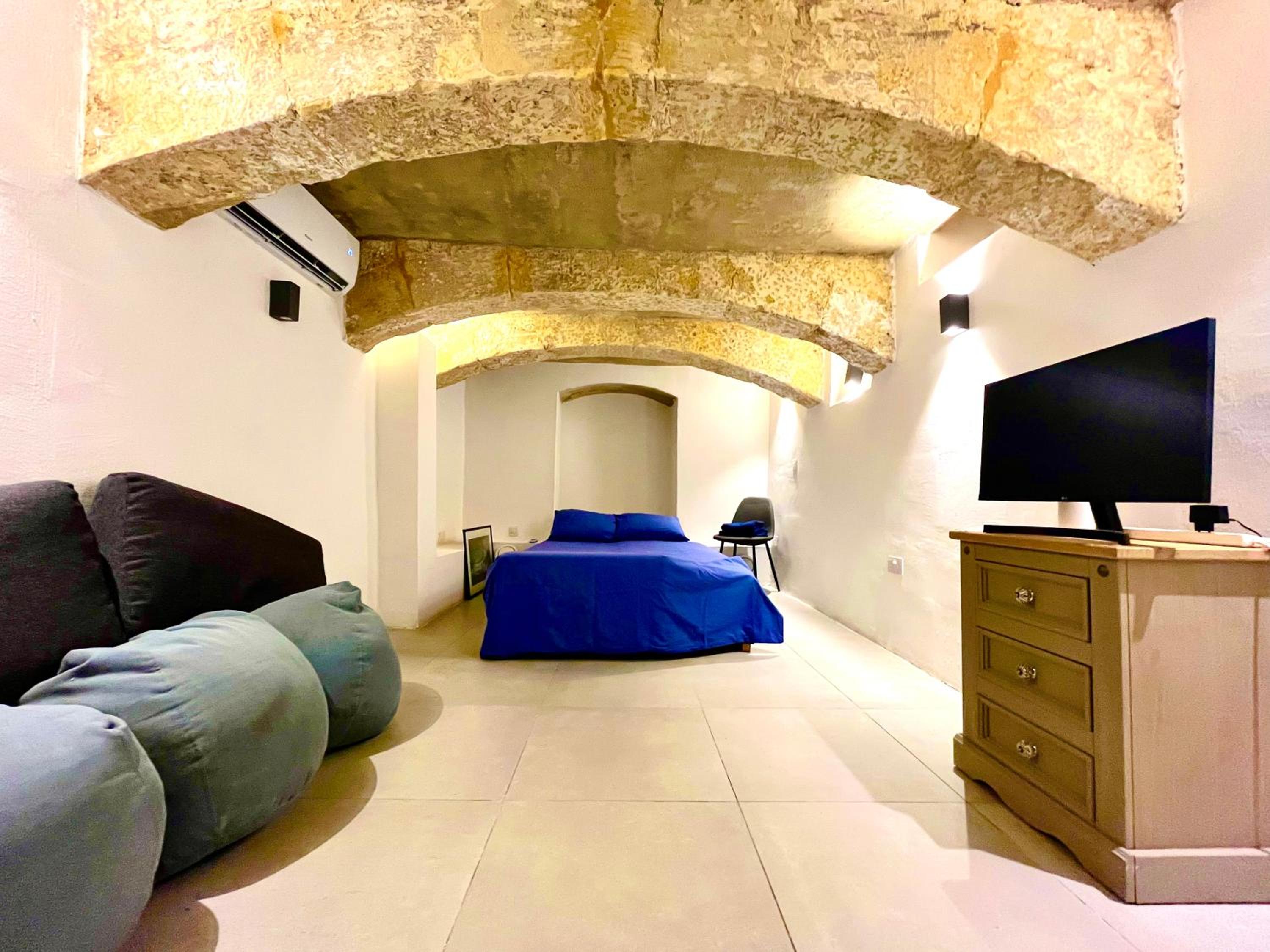 Large 200year old room 2 min away from Mdina view 3