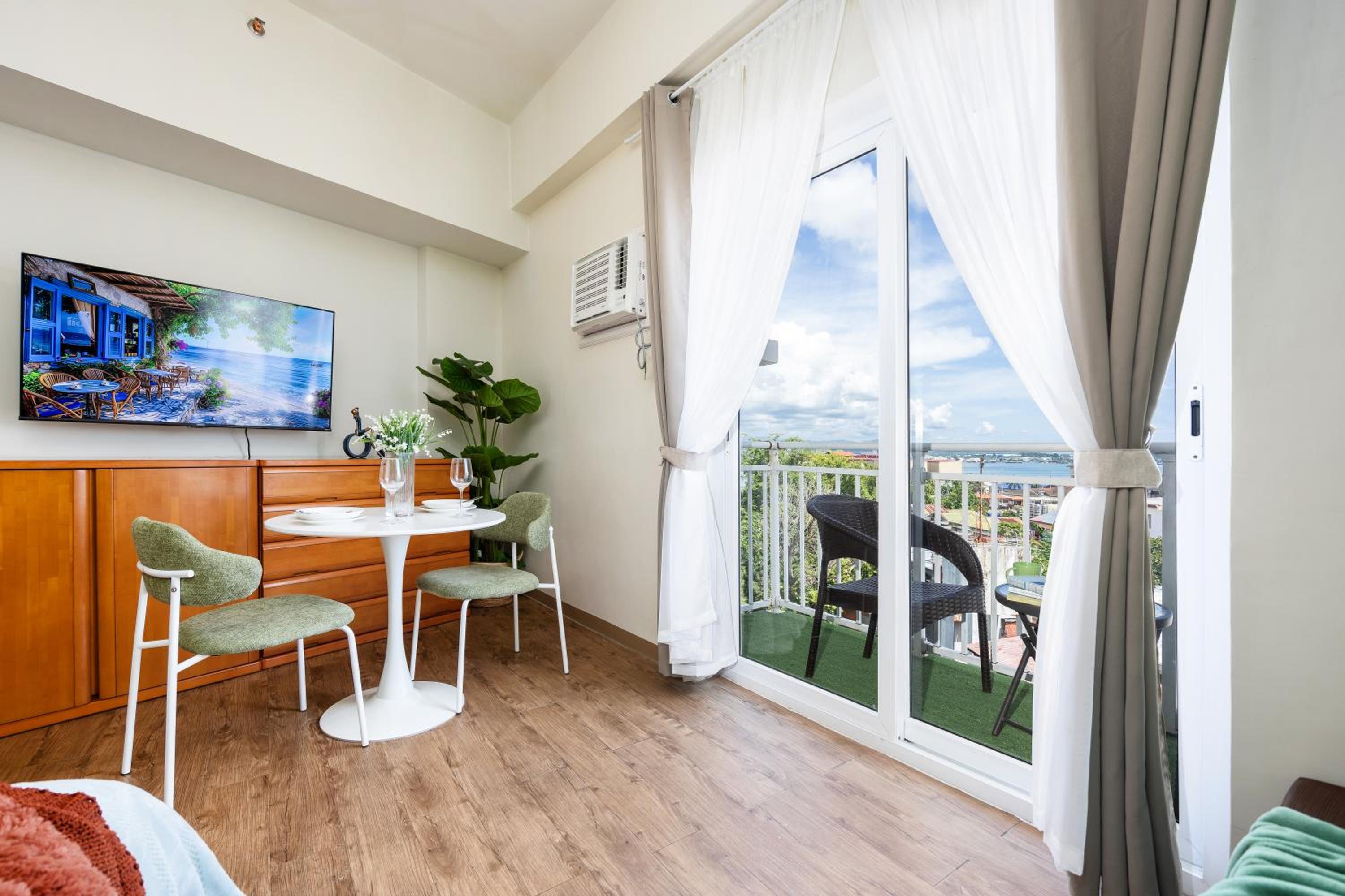 617A Condotel Near Airport &Mall with Pool,Gym,Netflix view 5