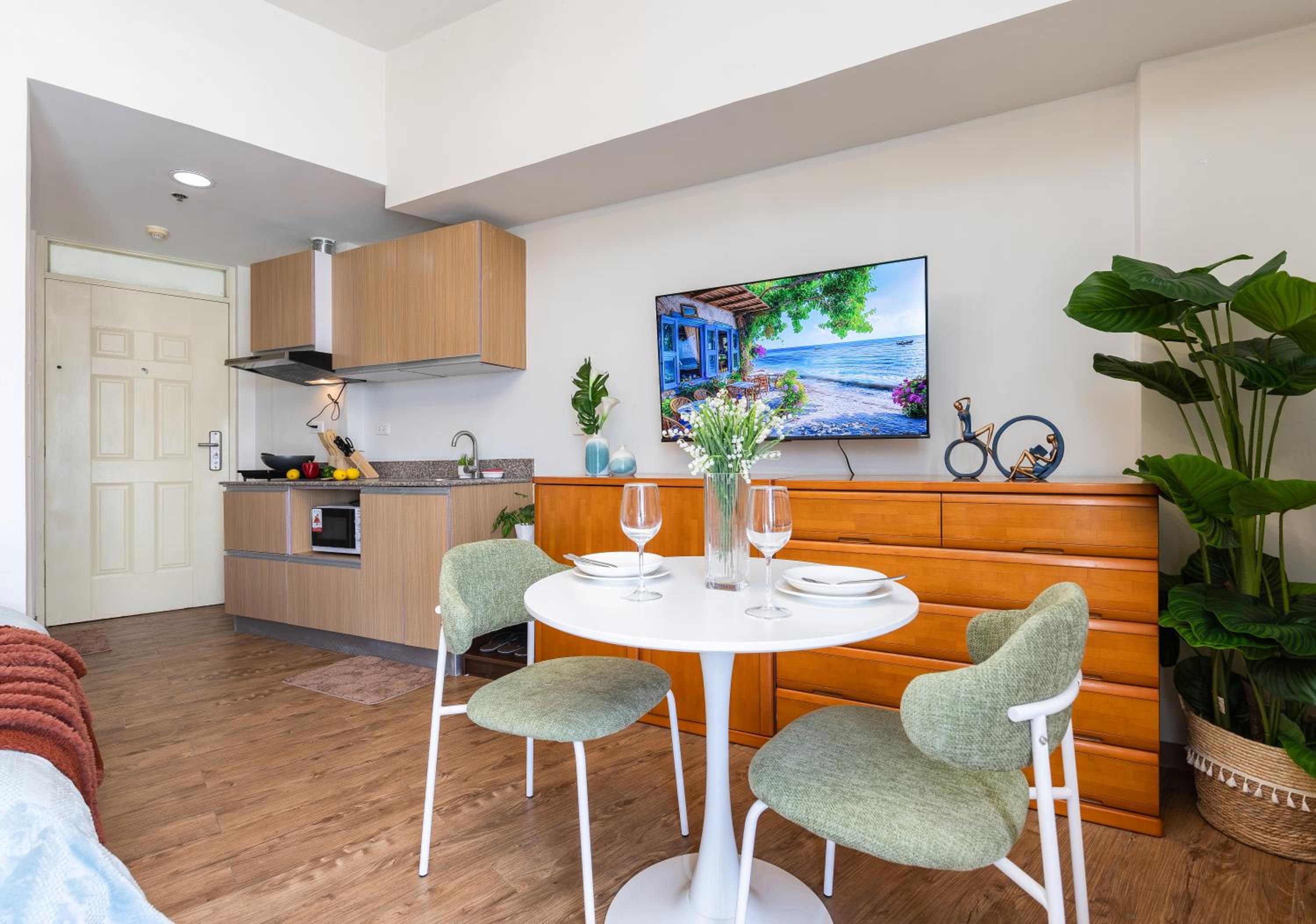 617A Condotel Near Airport &Mall with Pool,Gym,Netflix view 4