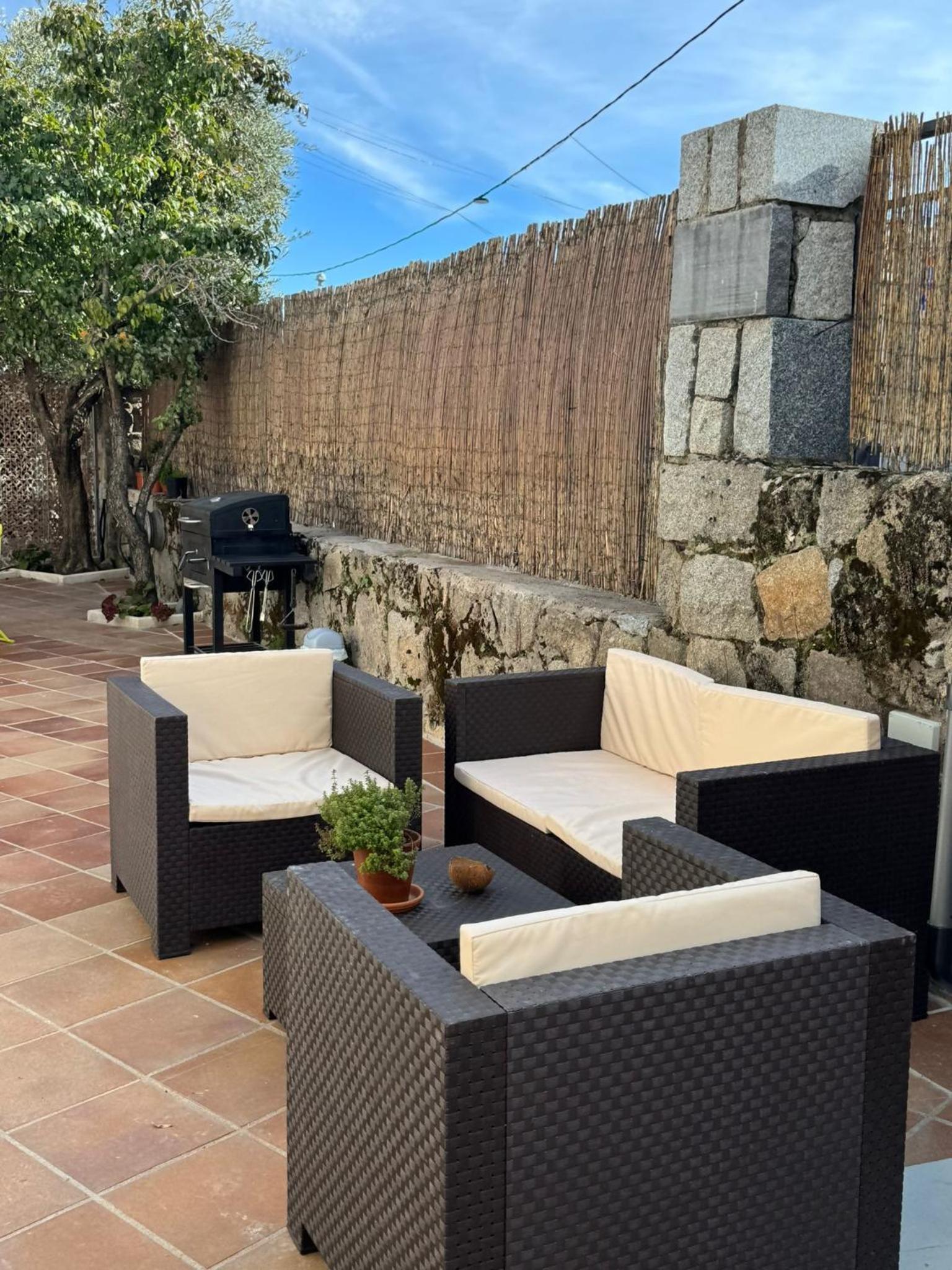 Alojamiento Rural El Petirrojo con patio jardín