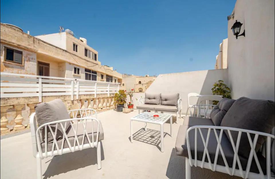 2min away from Mdina room in nice Townhouse view 5