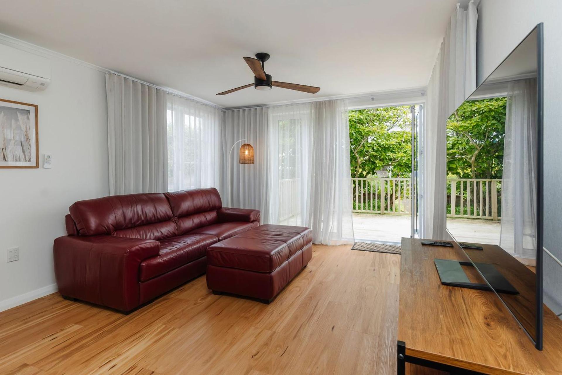 Charming Cottage - with deck & beach access