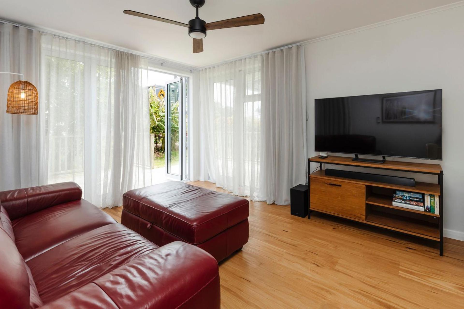 Charming Cottage - with deck & beach access