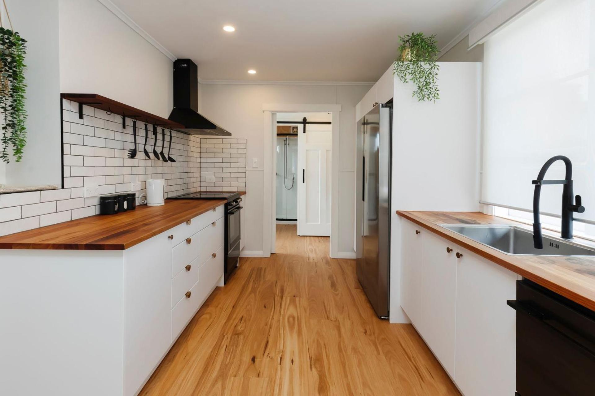 Charming Cottage - with deck & beach access