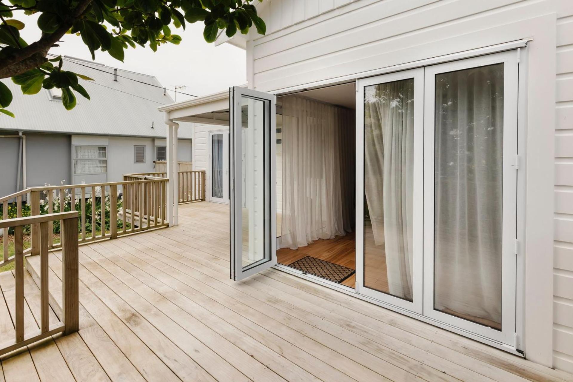 Charming Cottage - with deck & beach access