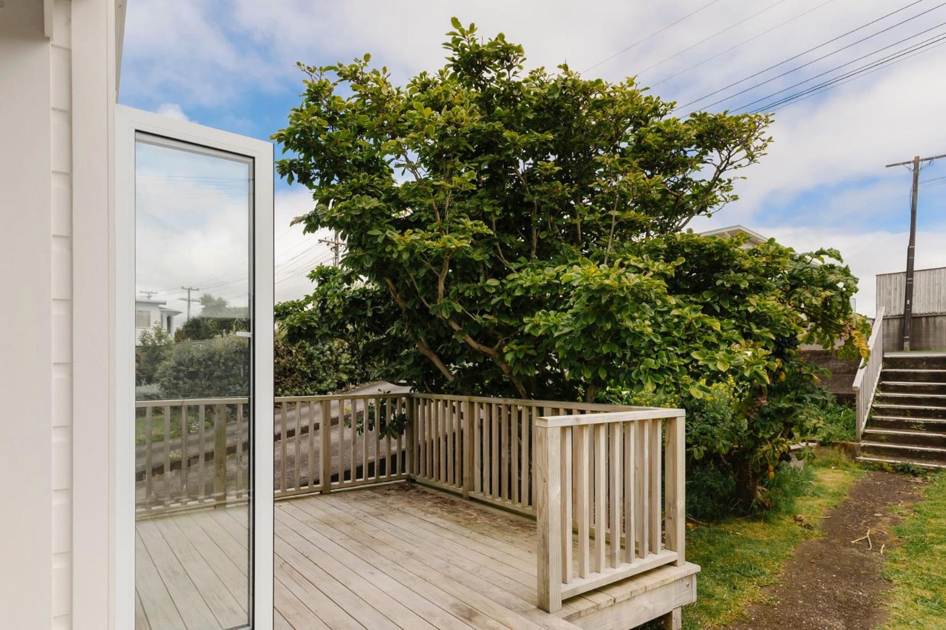 Charming Cottage - with deck & beach access