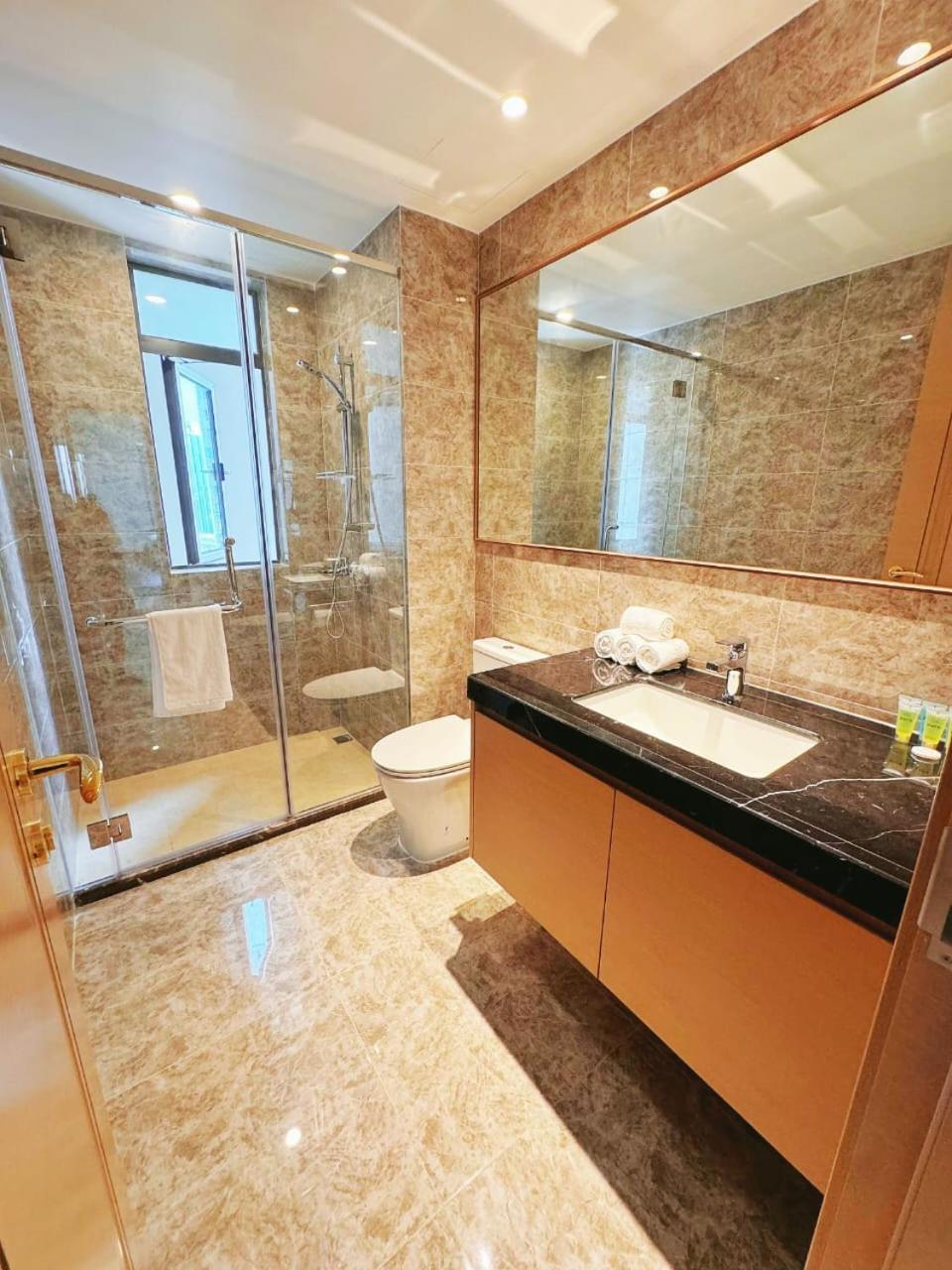 The Bess Hotel Tokyo is located adjacent to Singapore and offers sea views It is a three bedroom family business smart room with sea views in Princess Bay