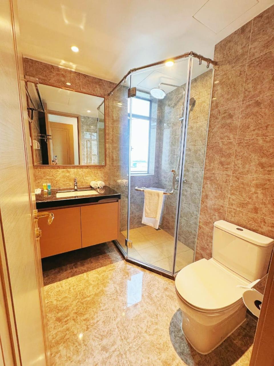 The Bess Hotel Tokyo is located adjacent to Singapore and offers sea views It is a three bedroom family business smart room with sea views in Princess Bay