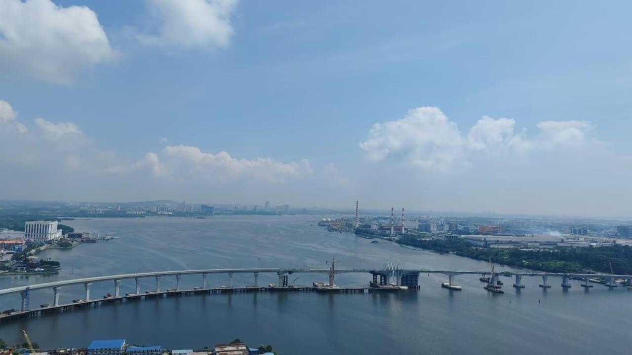 The Bess Hotel Tokyo is located adjacent to Singapore and offers sea views It is a three bedroom family business smart room with sea views in Princess Bay