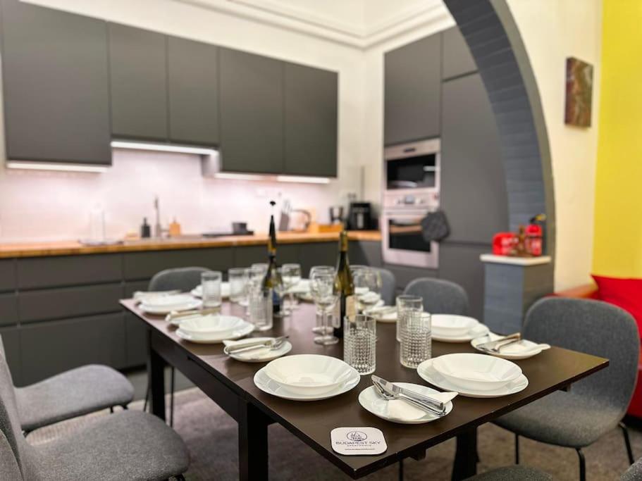 Rose House - Modern 5BR Home in Central Budapest AC view 3