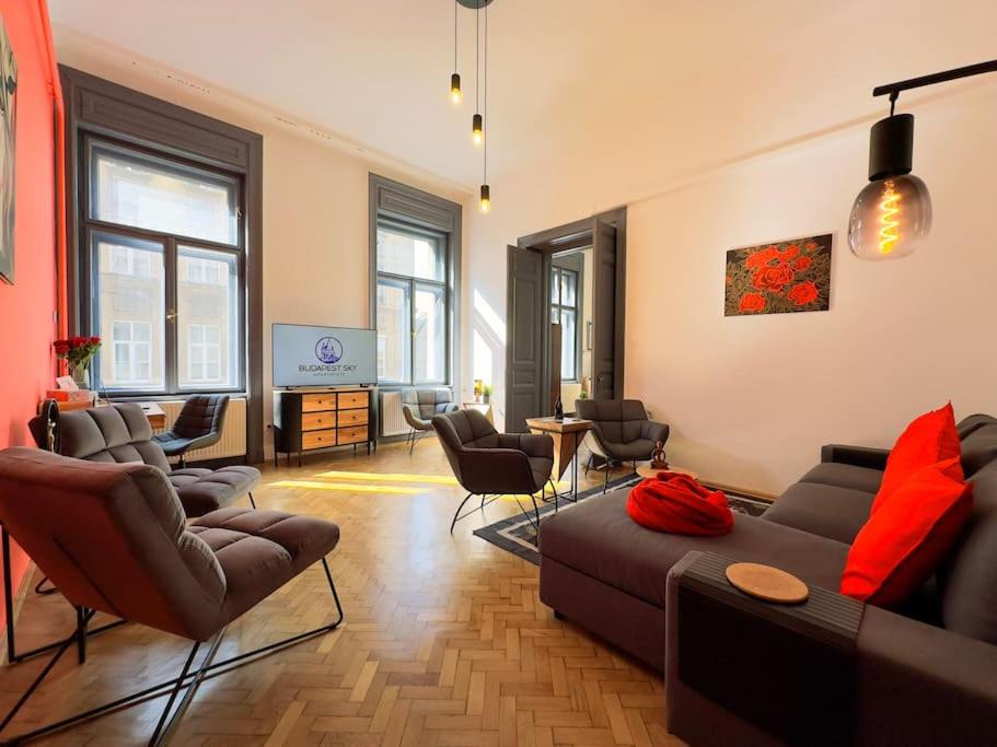 Rose House - Modern 5BR Home in Central Budapest AC view 4