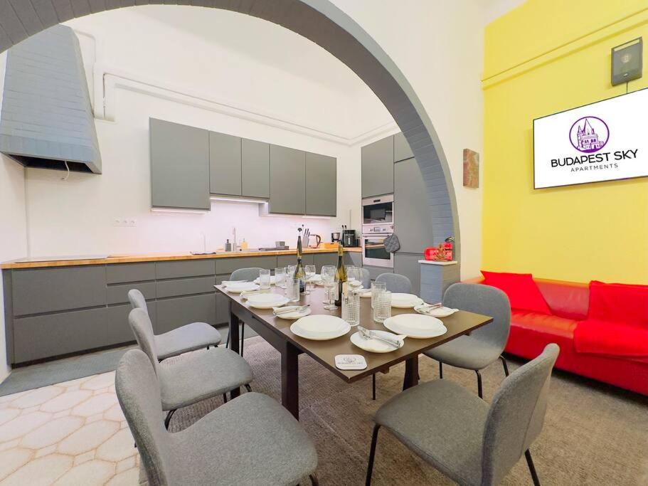 Rose House - Modern 5BR Home in Central Budapest AC view 2