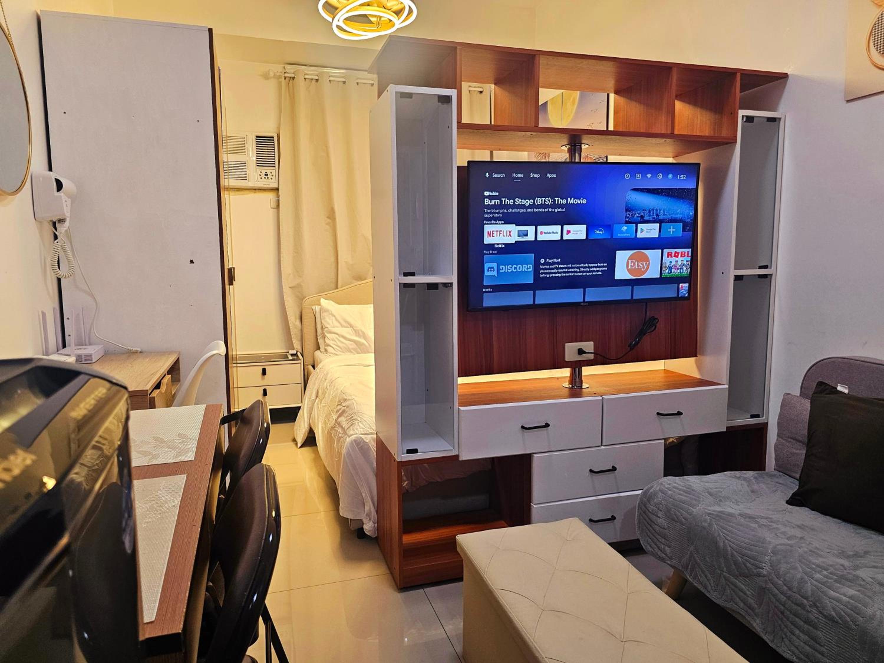 Acellyne's Suites at Green 2 Residences with Netflix!
