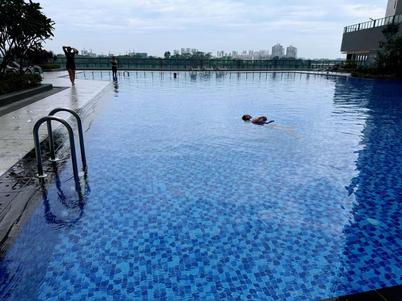The Bess Hotel Tokyo is located adjacent to Singapore and offers sea views It is a three bedroom family business smart room with sea views in Princess Bay