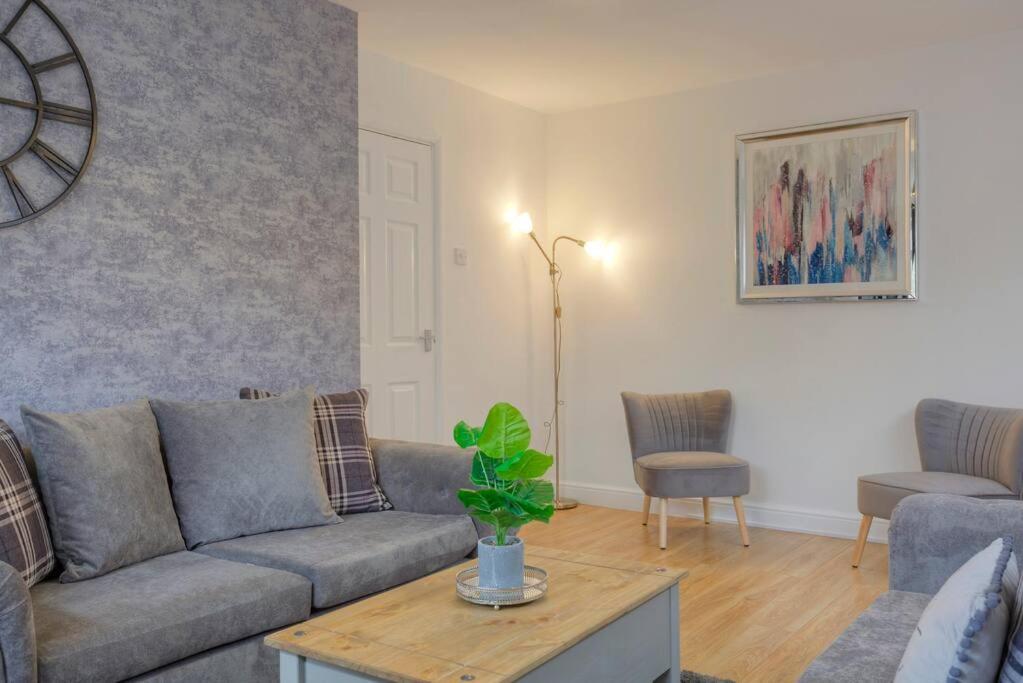 Delightful 4B Home for Leisure and Business Stays view 2