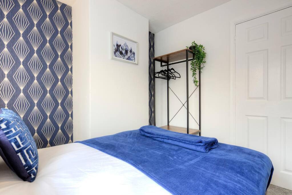 Delightful 4B Home for Leisure and Business Stays view 4