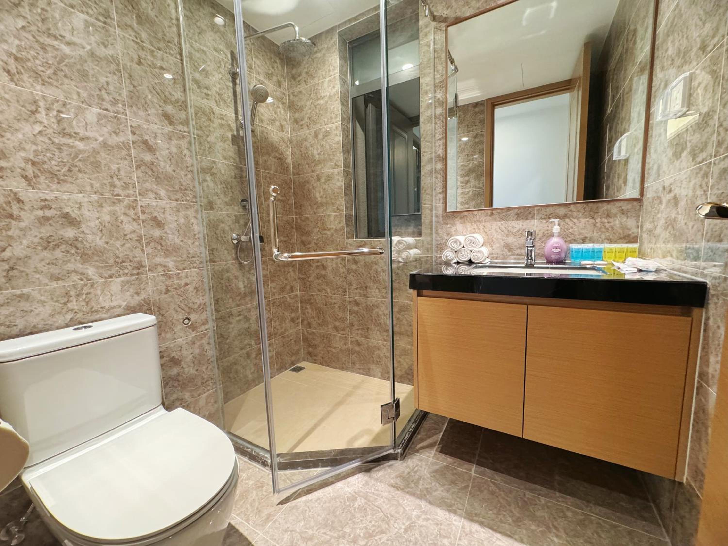 The Bess Hotel Tokyo is located adjacent to Singapore and offers sea views It is a three bedroom family business smart room with sea views in Princess Bay