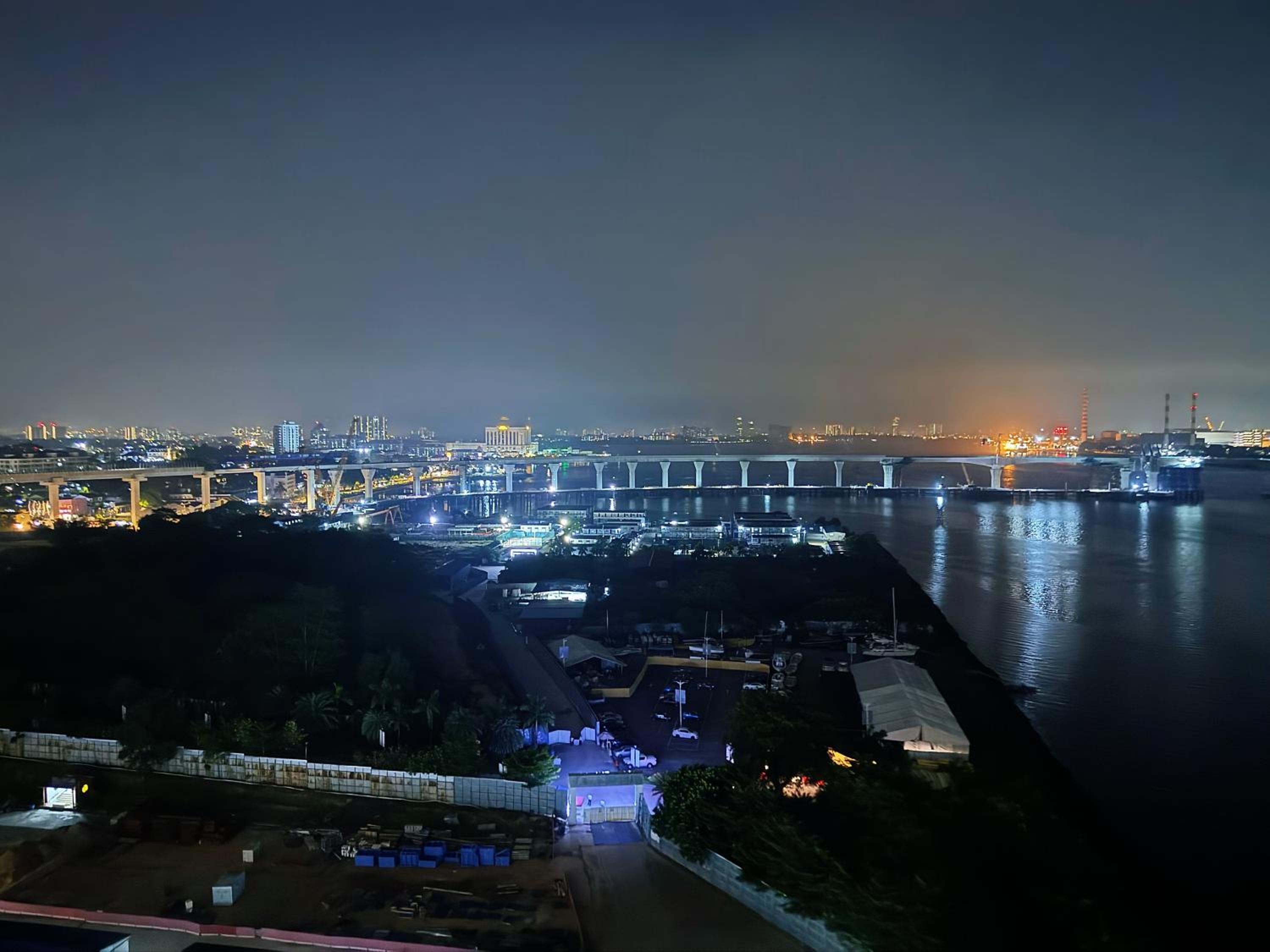 The Bess Hotel Tokyo is located adjacent to Singapore and offers sea views It is a three bedroom family business smart room with sea views in Princess Bay
