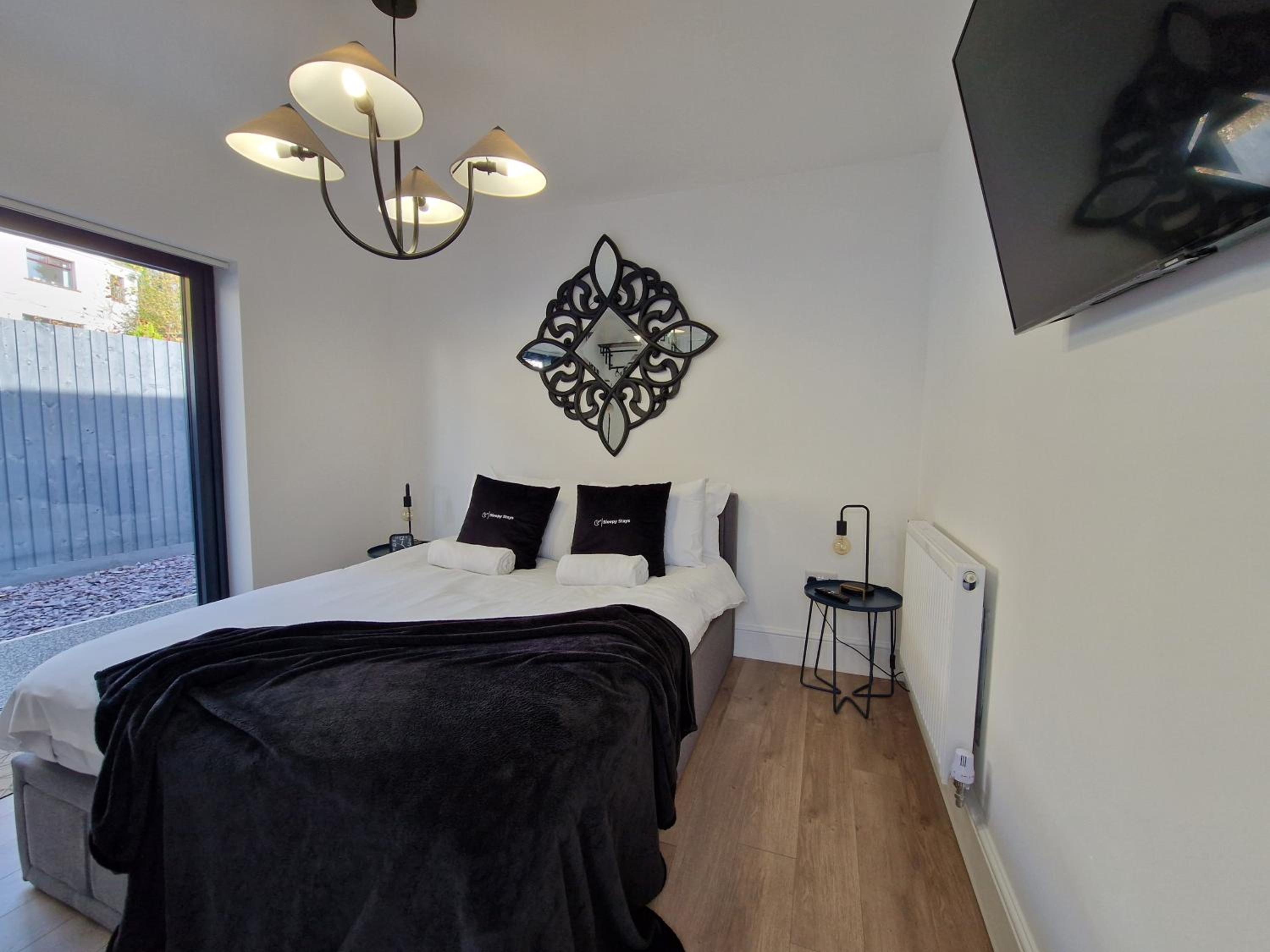 Modern & Spacious 5 Bedroom Bungalow with Parking Near Brecon Beacons & Bike Park Wales view 2