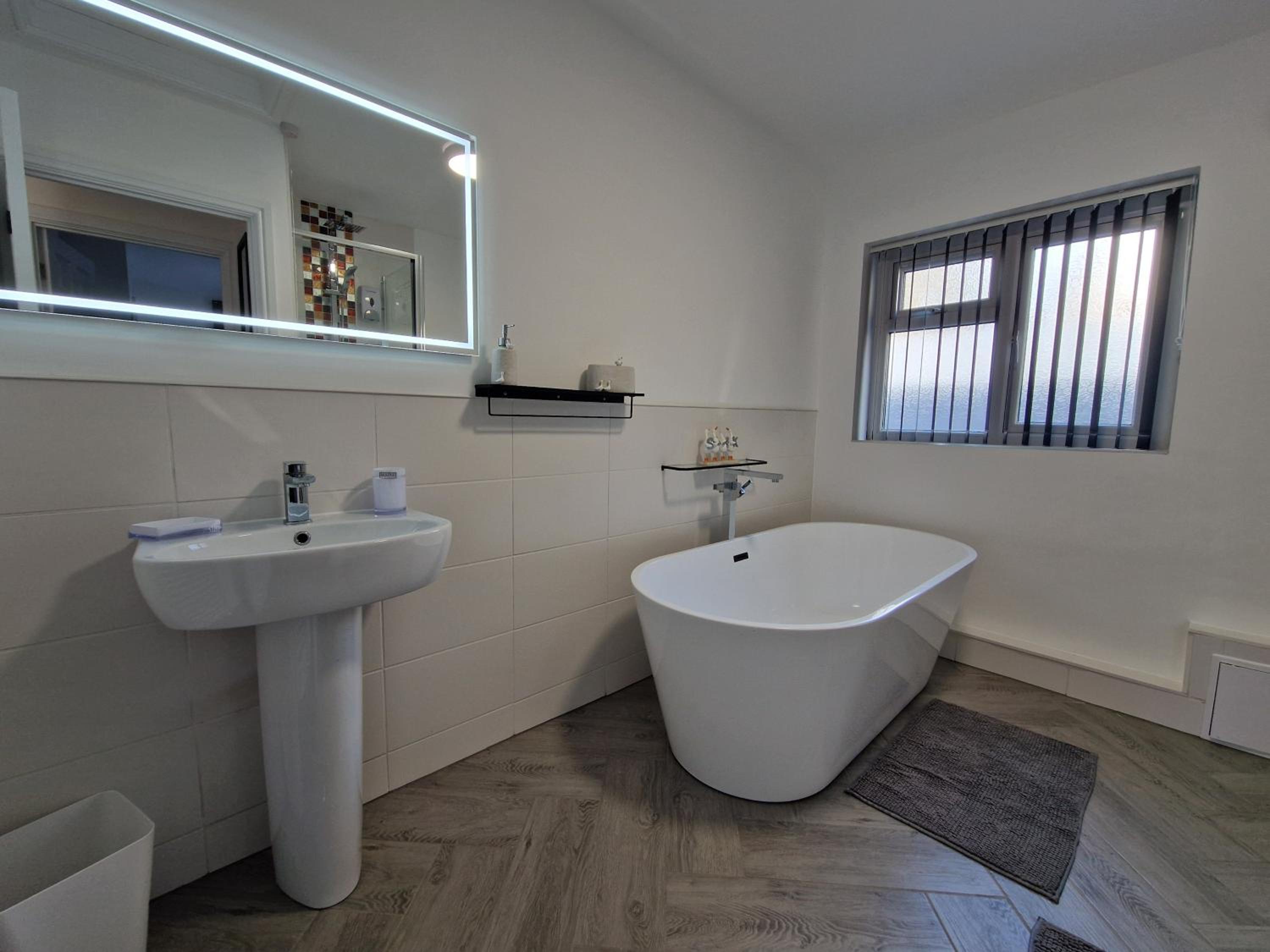 Modern & Spacious 5 Bedroom Bungalow with Parking Near Brecon Beacons & Bike Park Wales view 4