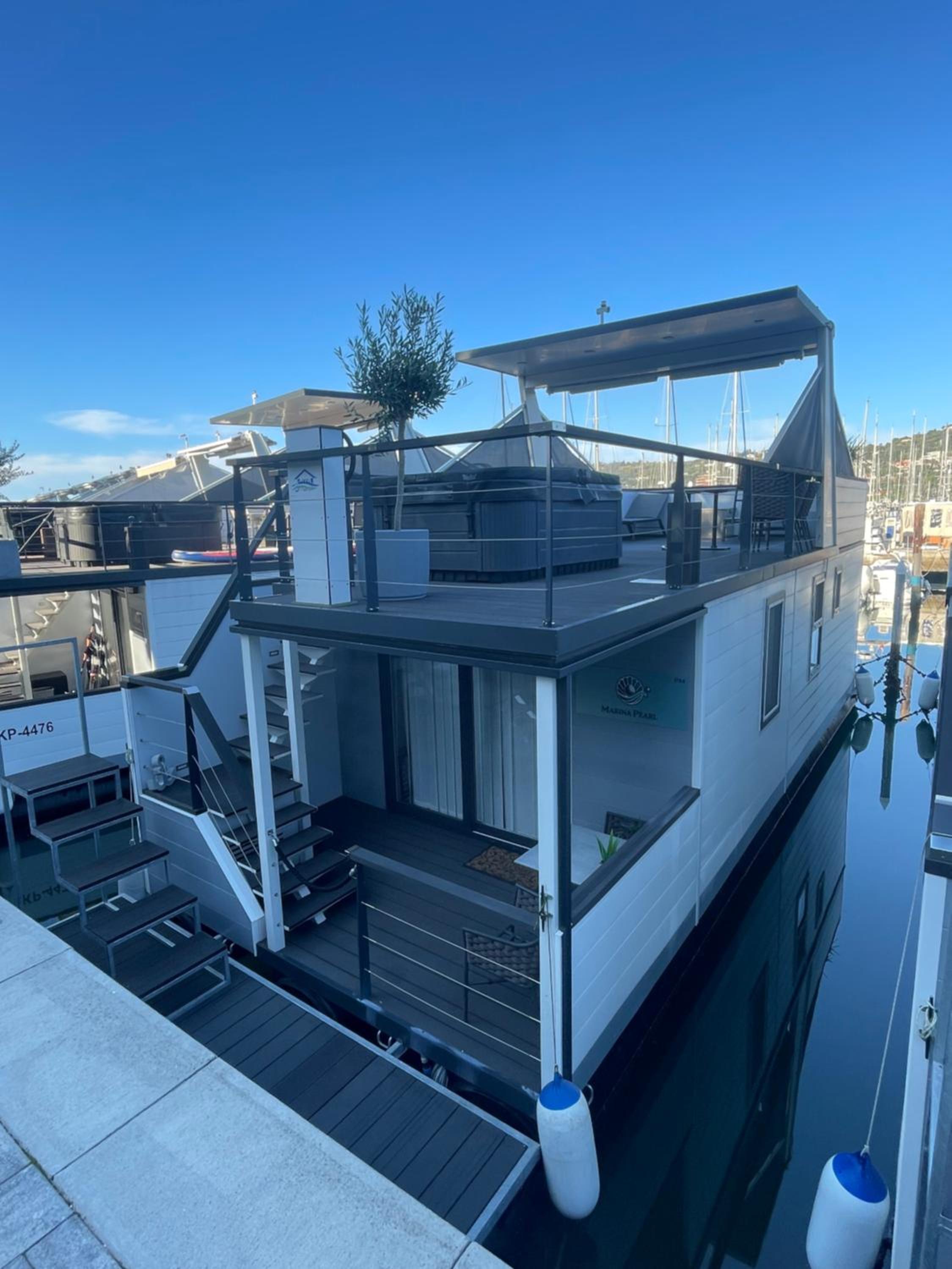 Floating House - MARINA PEARL view 2