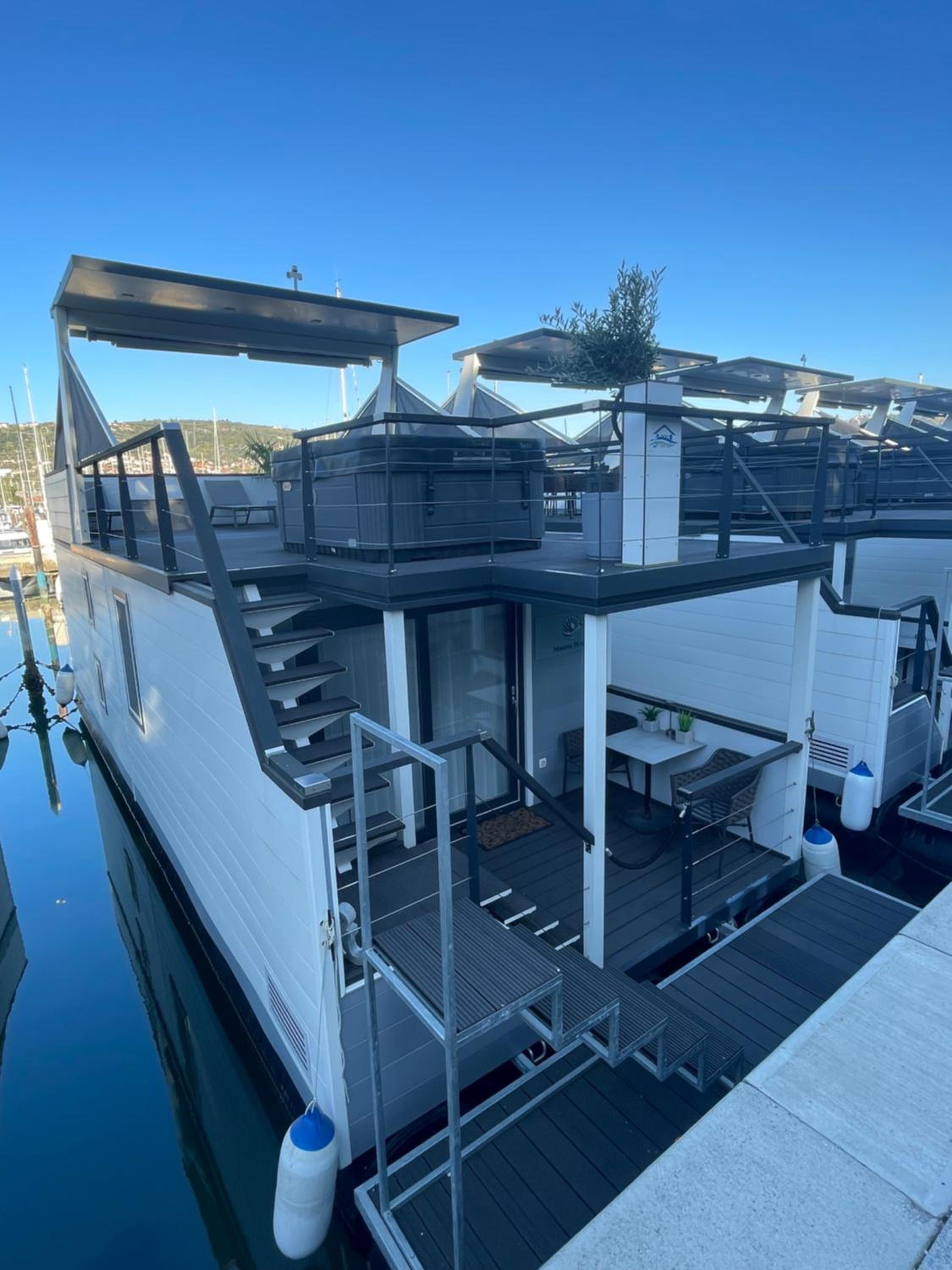 Floating House - MARINA PEARL view 3