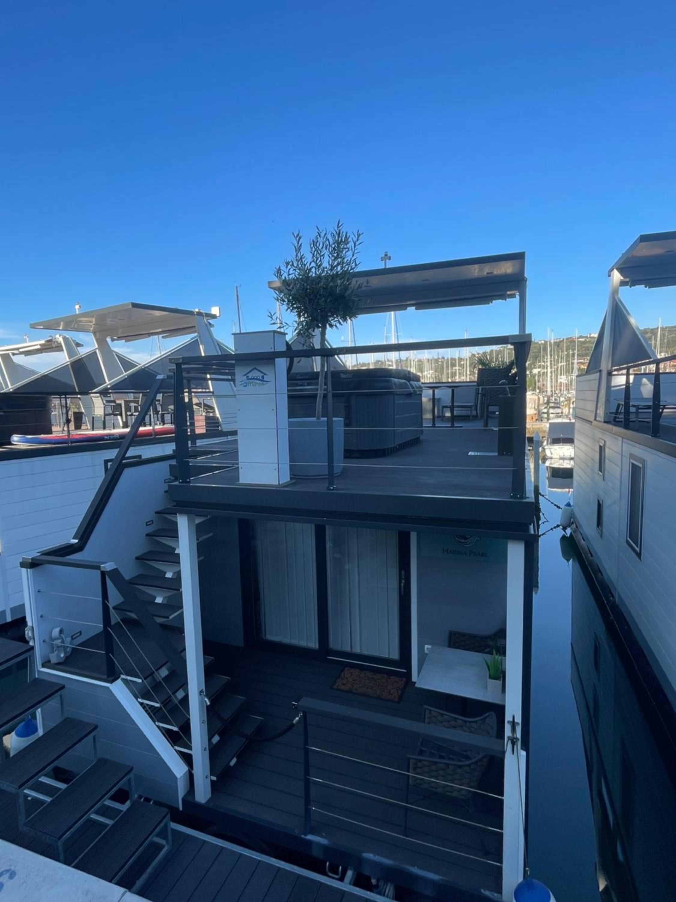 Floating House - MARINA PEARL view 5