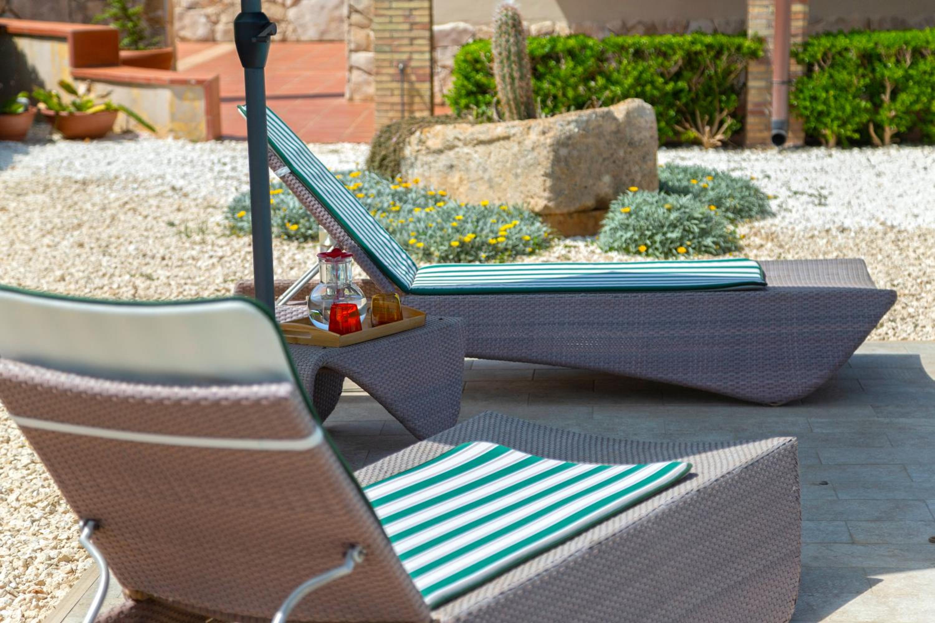 Hotel Villa Sambucia - near the Arenella e Fontane Bianche beaches - Image 1