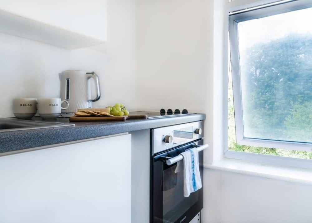 Longbridge- Modern & Cozy 1BR close to Gatwick view 2