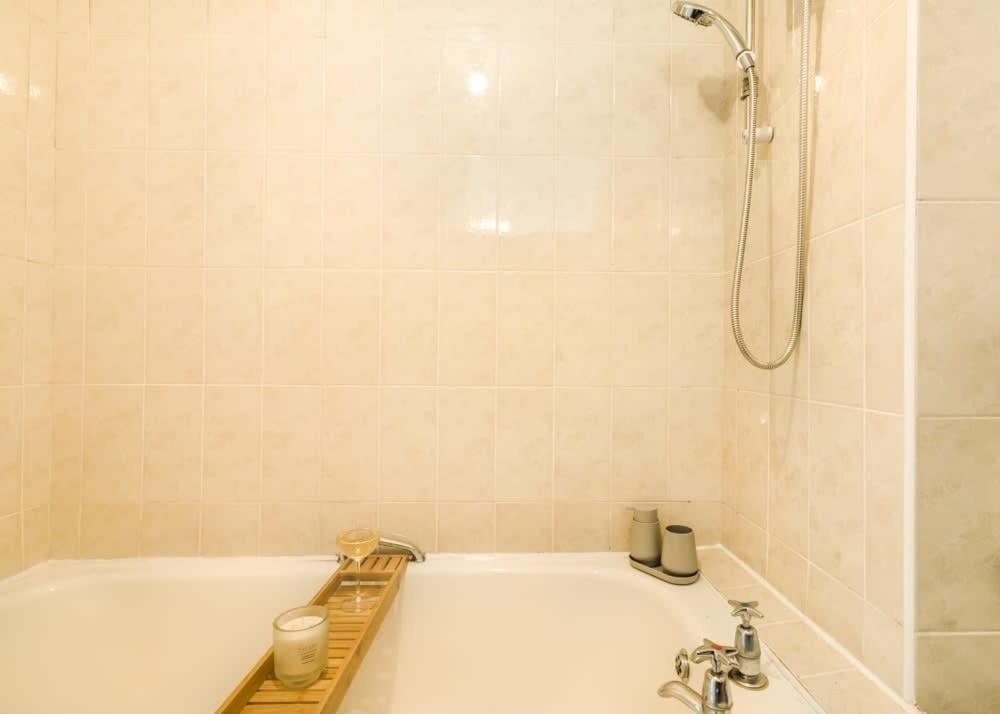 Longbridge- Modern & Cozy 1BR close to Gatwick view 4