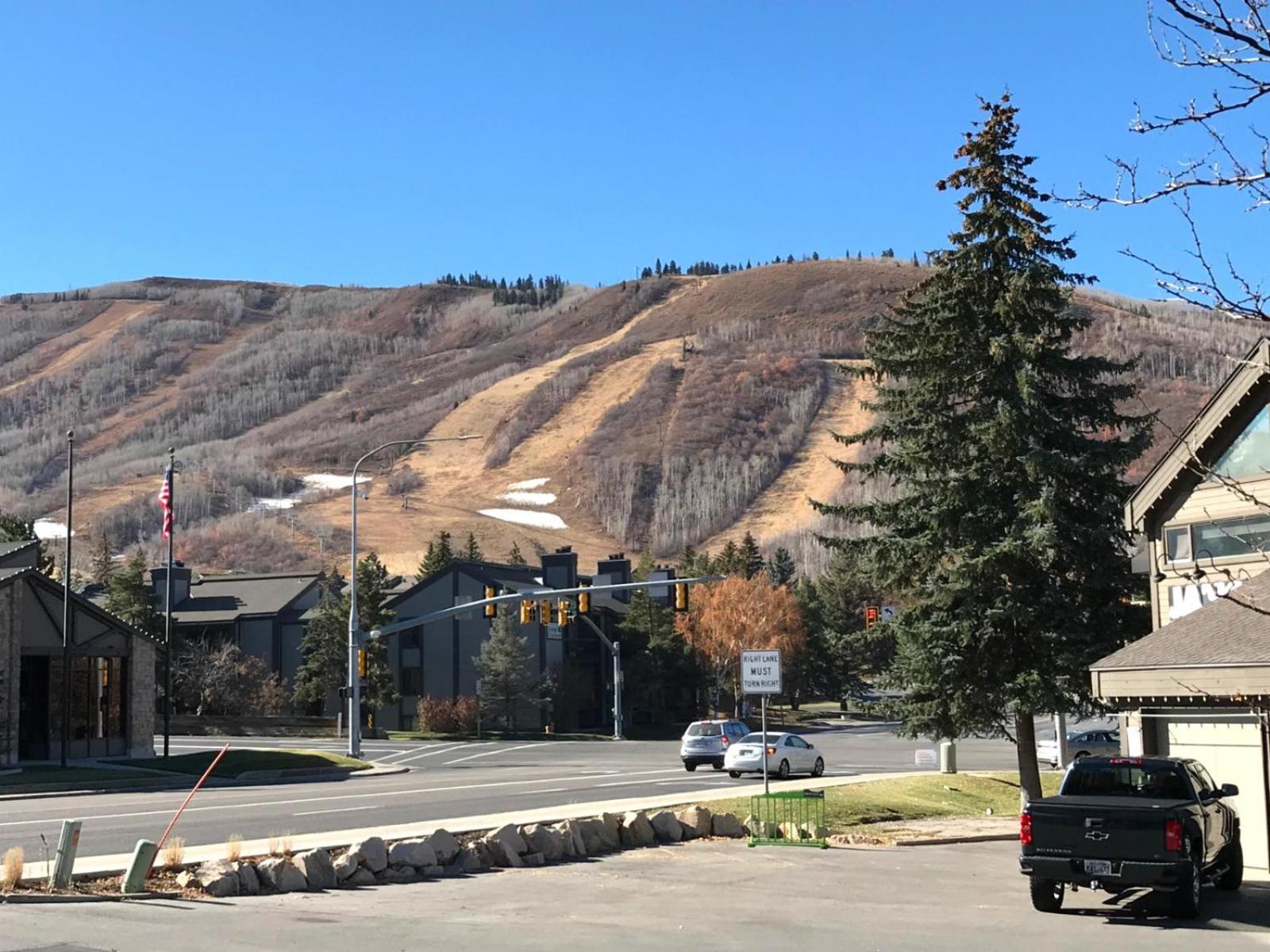 KBM Resorts - Spacious 1 Bdrm 2Bath wood fireplace full kitchen wifi walk to slopes view 4
