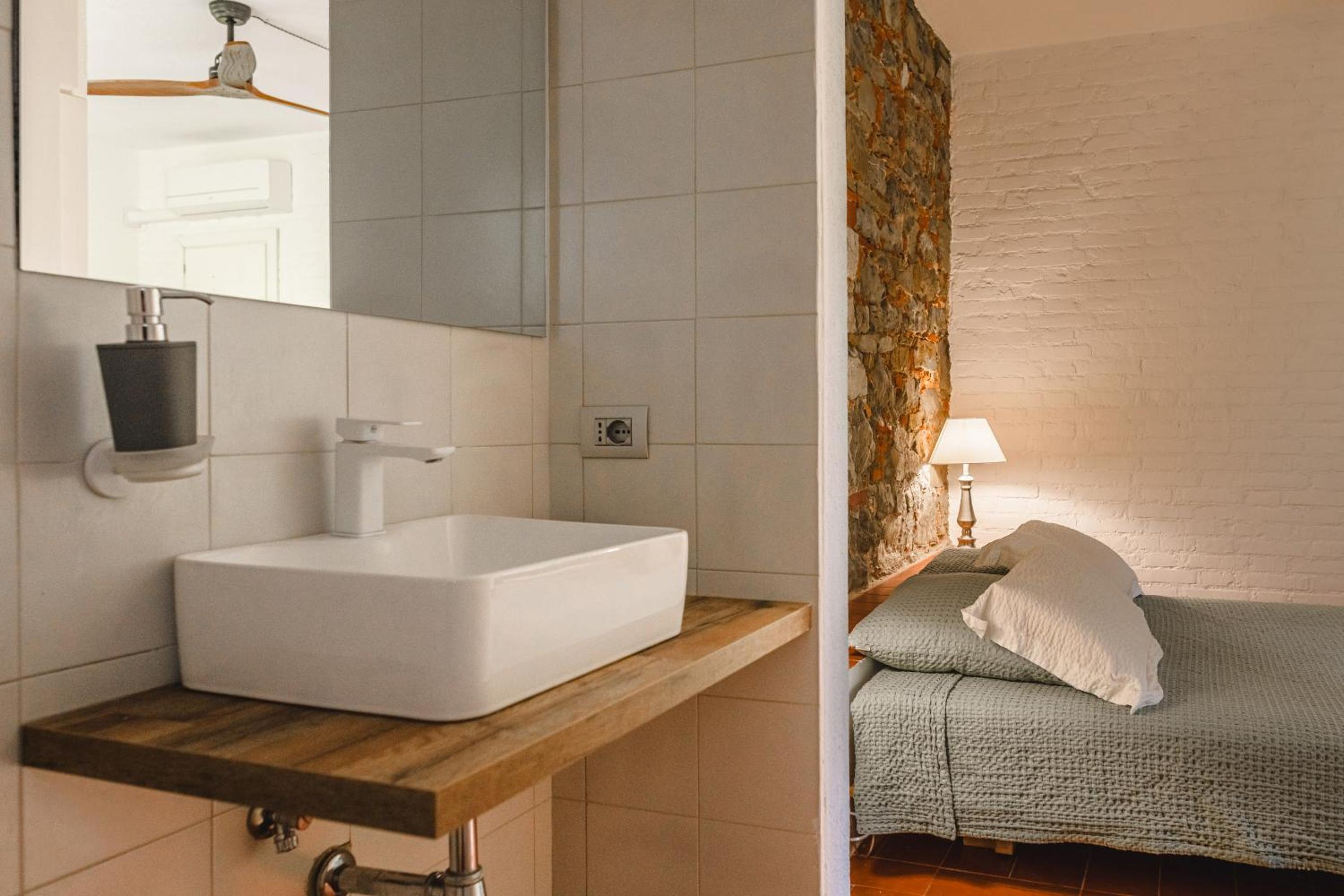 Podere Mencoini, stylish villa with private pool and olive garden