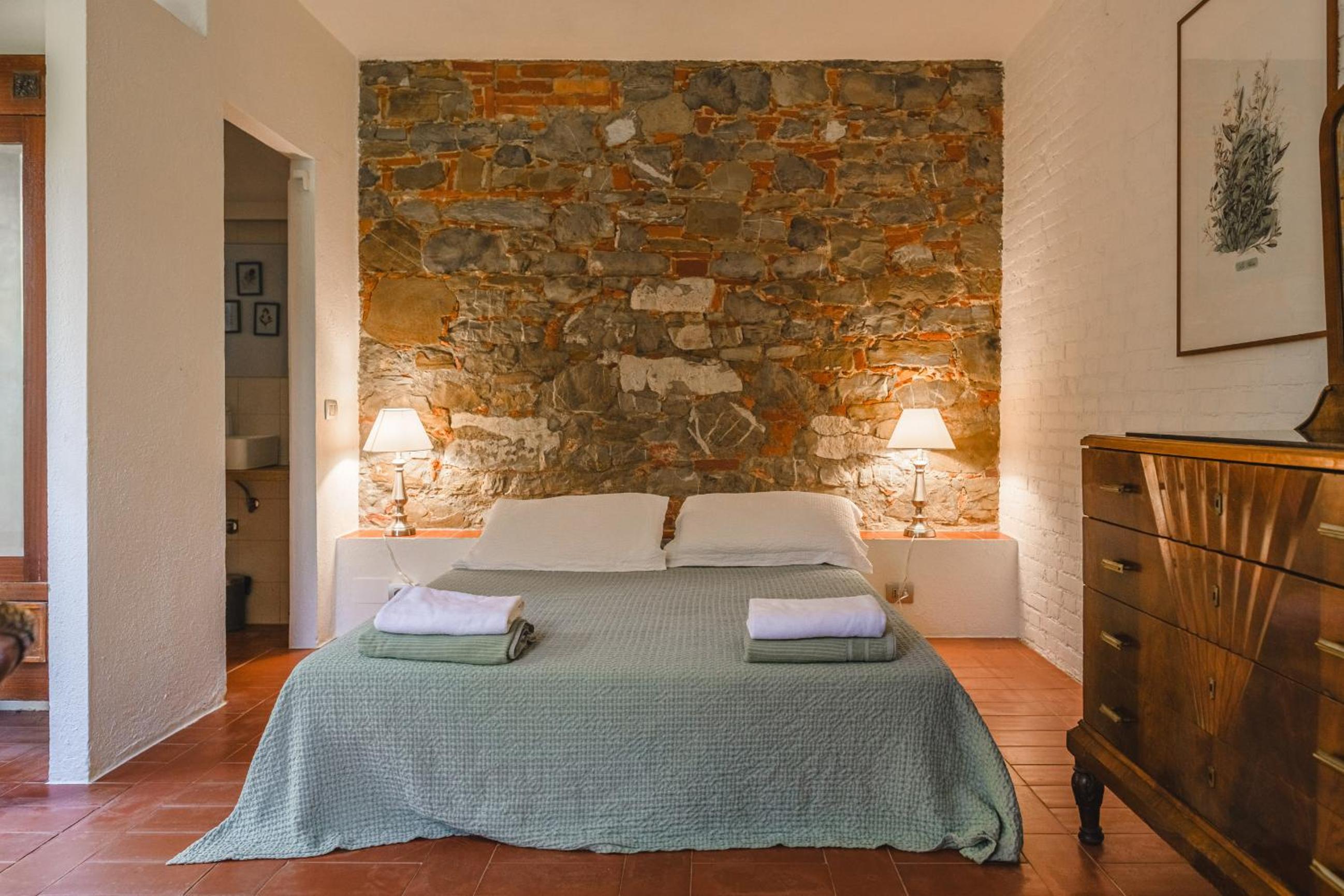 Podere Mencoini, stylish villa with private pool and olive garden