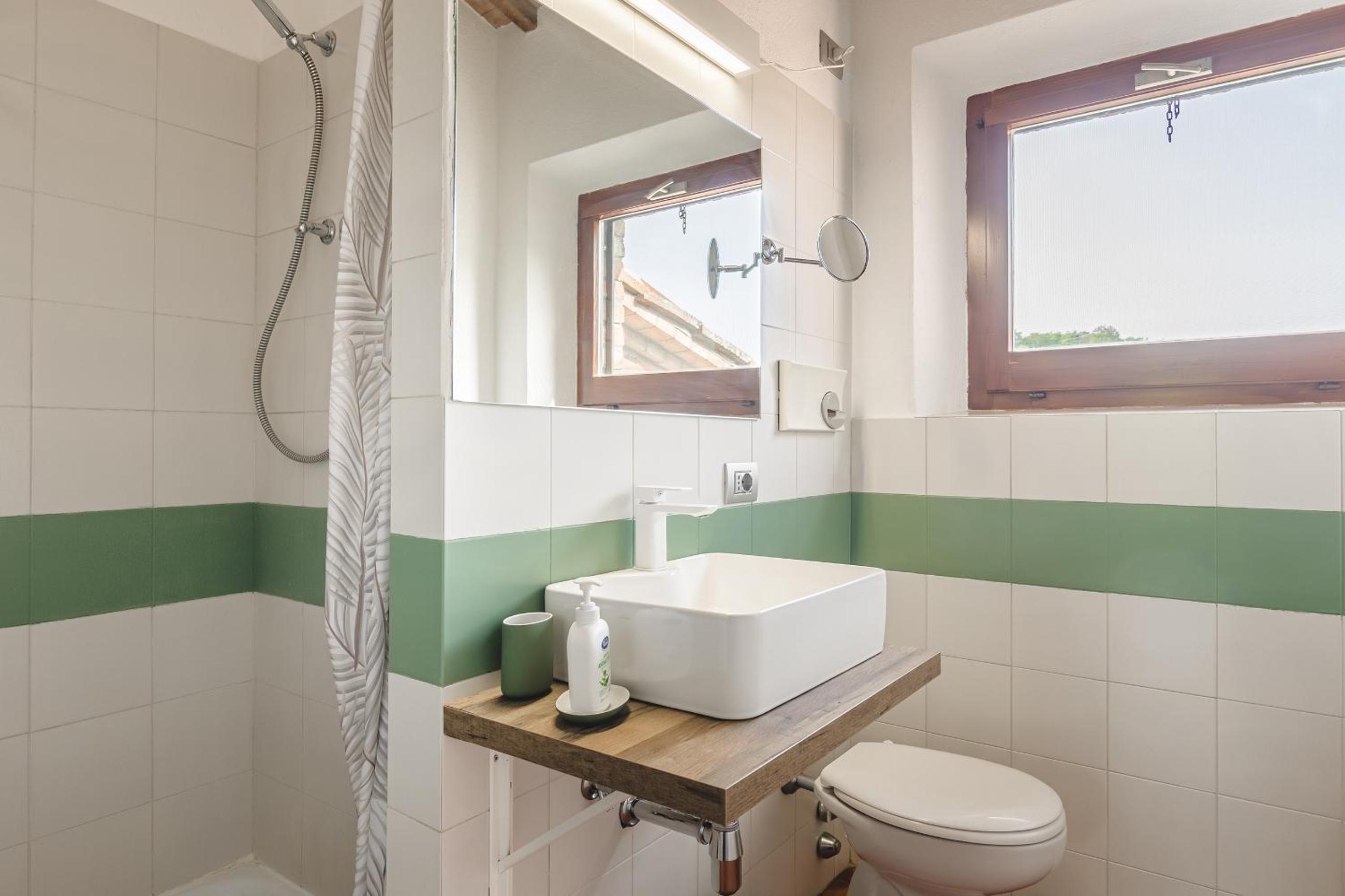 Podere Mencoini, stylish villa with private pool and olive garden