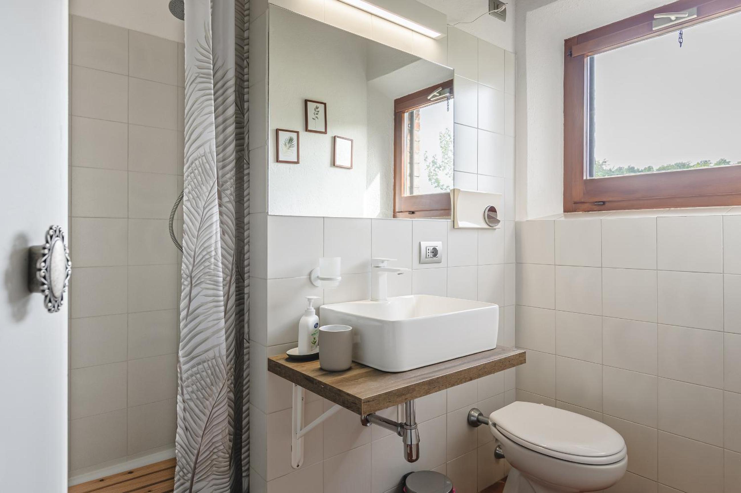 Podere Mencoini, stylish villa with private pool and olive garden