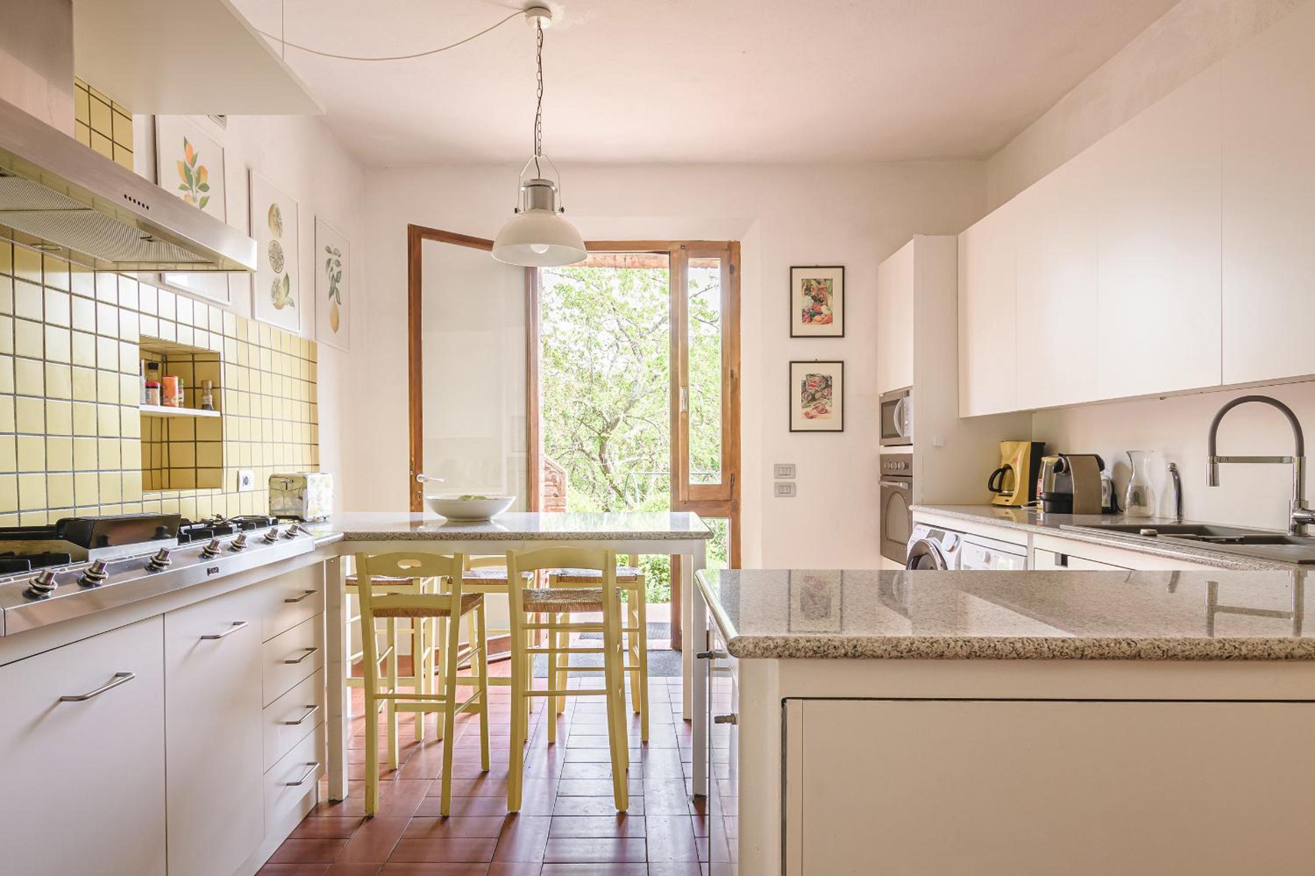 Podere Mencoini, stylish villa with private pool and olive garden