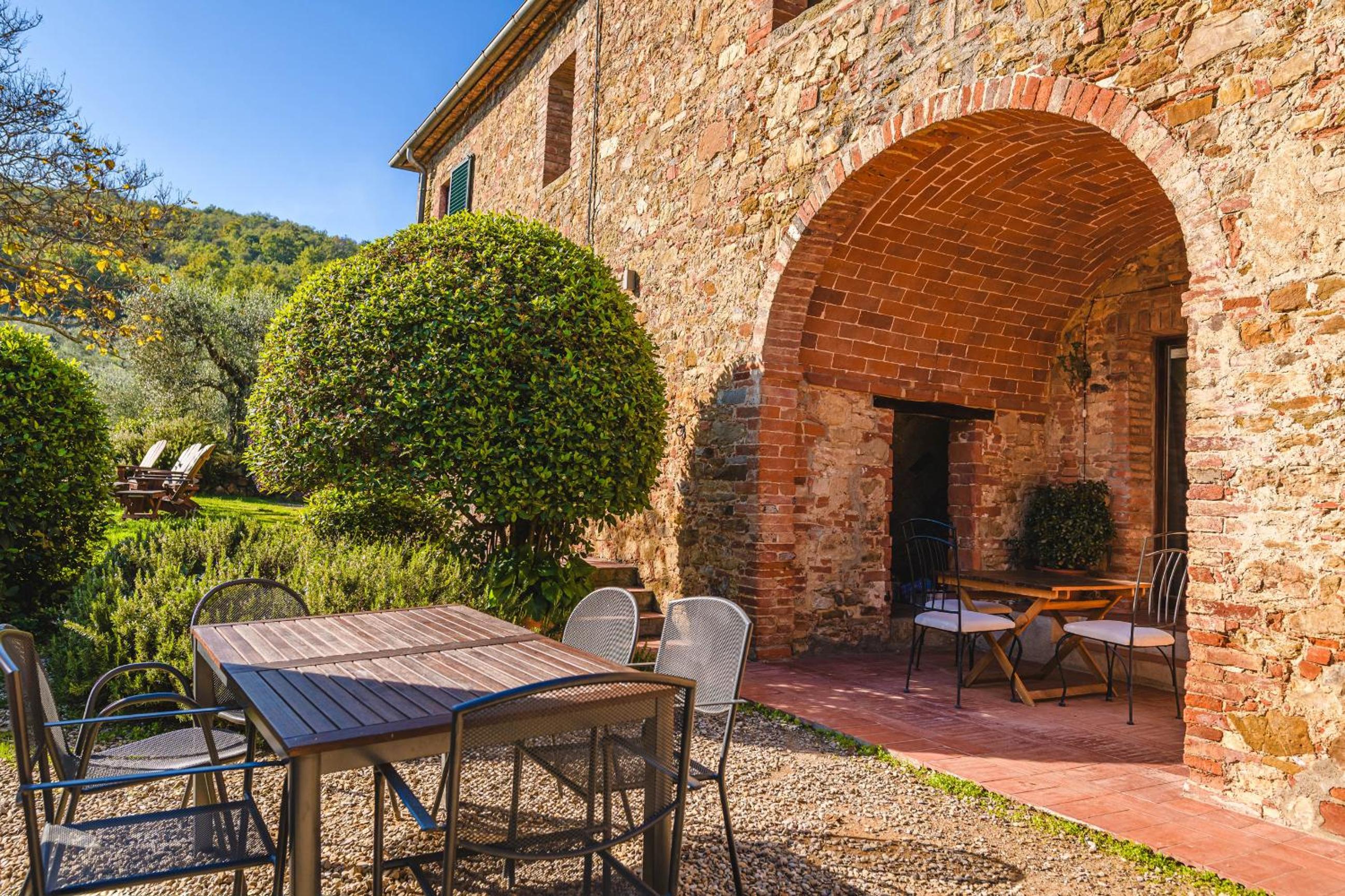 Podere Mencoini, stylish villa with private pool and olive garden