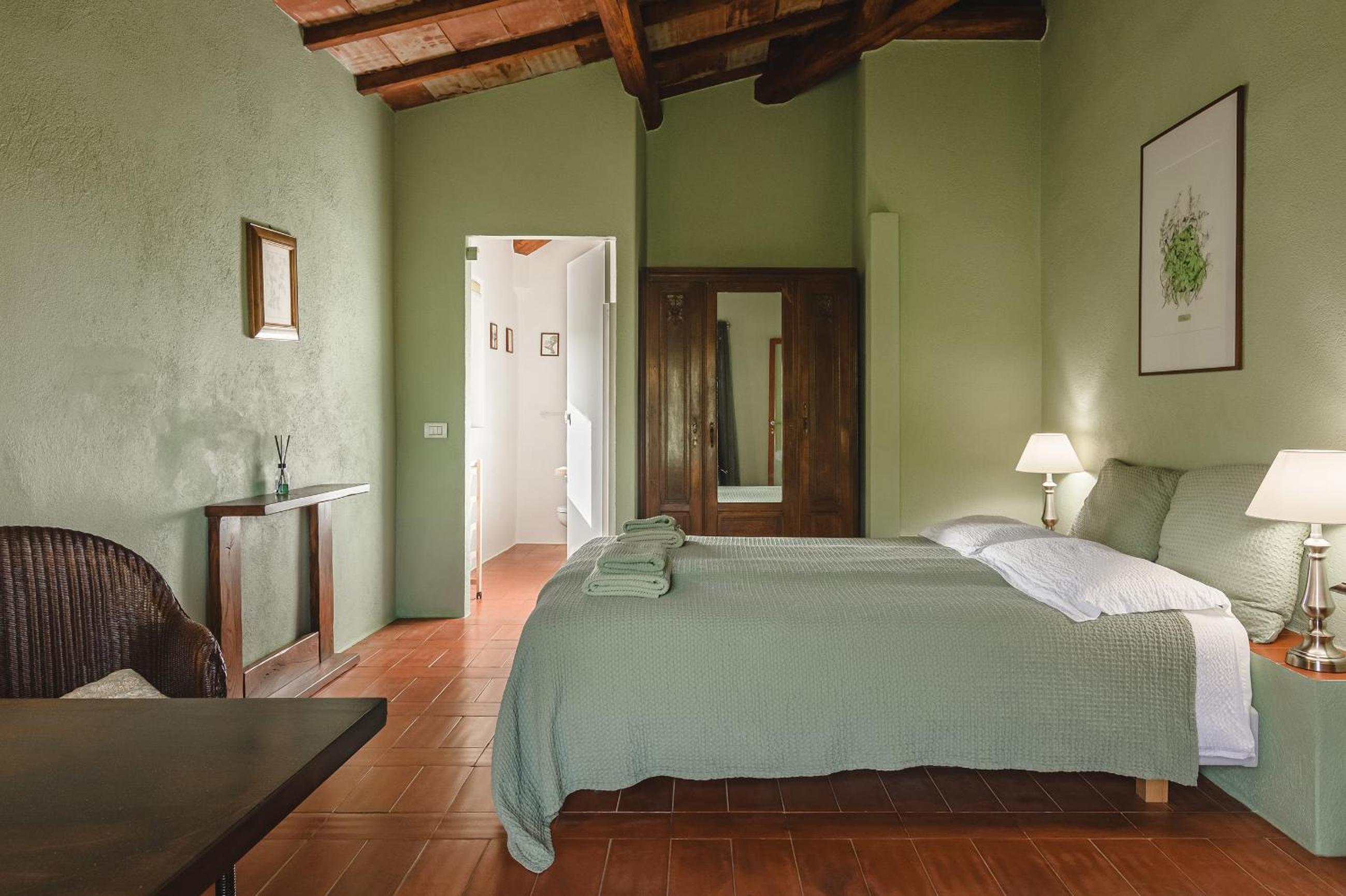 Podere Mencoini, stylish villa with private pool and olive garden